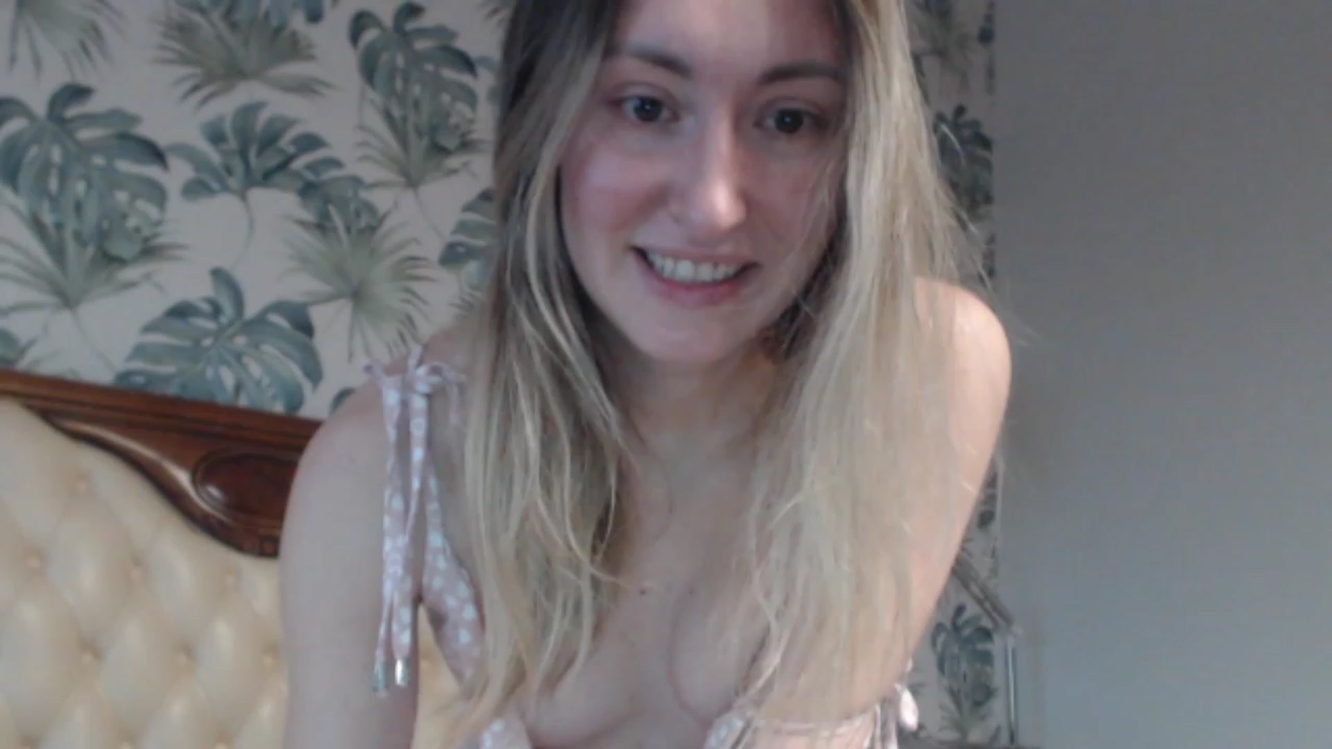 Gallery image thumbnail from Veronica_4u's myfreecams stream on, 01/05/2024, 07:56 image 8 of 20