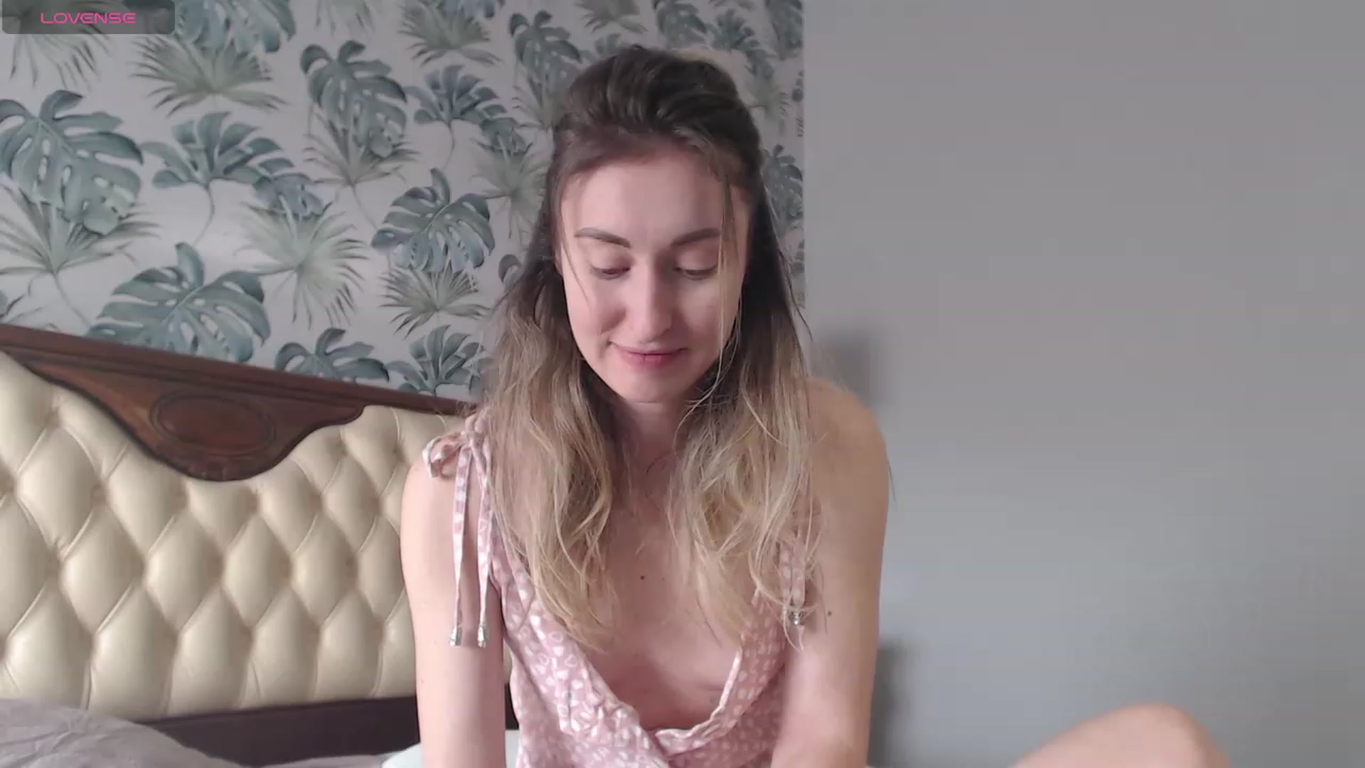 Gallery image thumbnail from Veronica_4u's myfreecams stream on, 02/14/2024, 08:34 image 16 of 20
