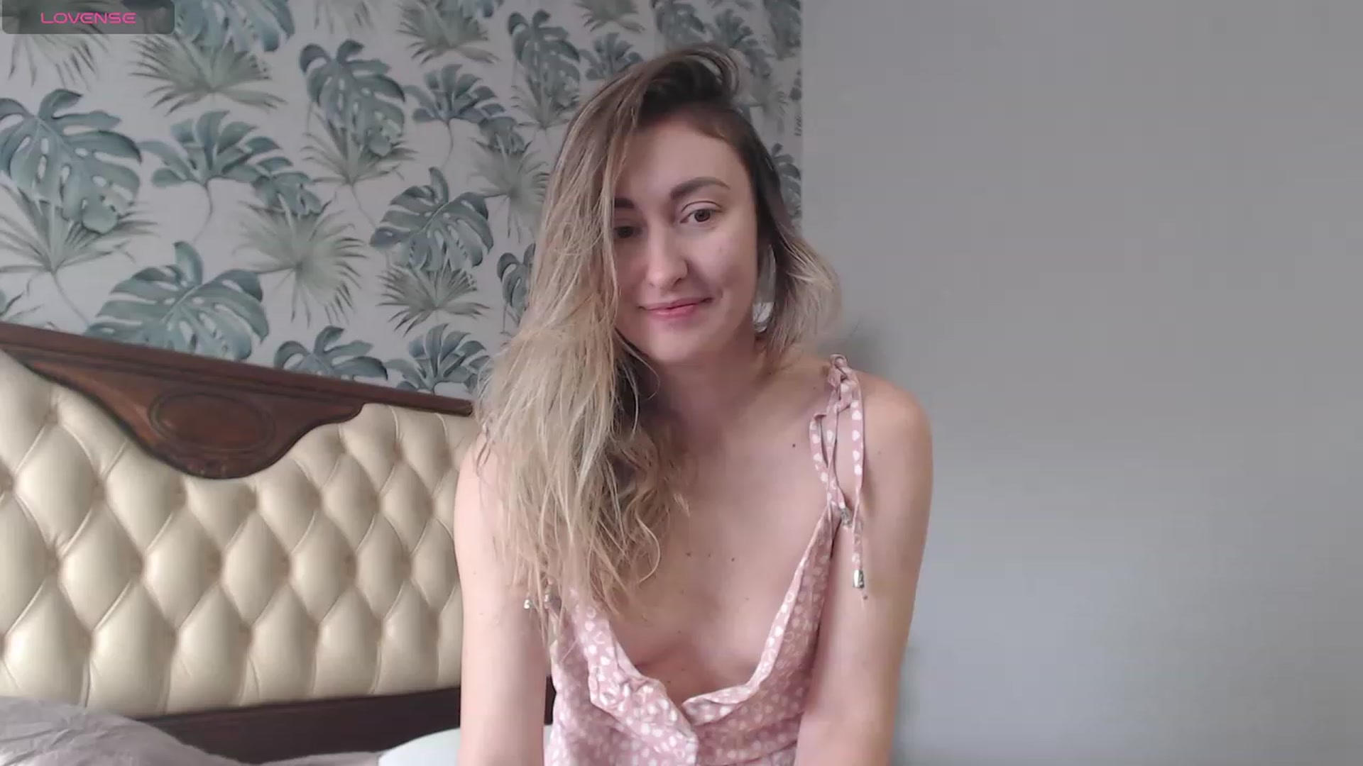 Gallery image thumbnail from Veronica_4u's myfreecams stream on, 02/14/2024, 08:34 image 10 of 20