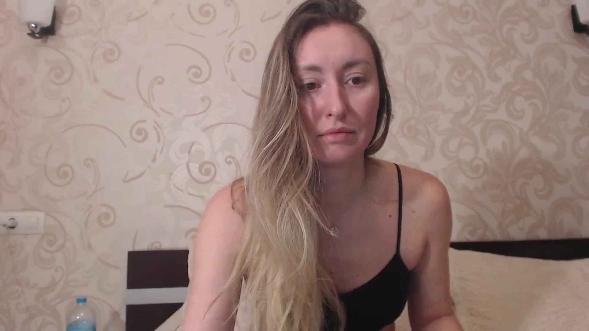 Gallery image thumbnail from Veronica_4u's myfreecams stream on, 03/05/2025, 14:25 image 12 of 20