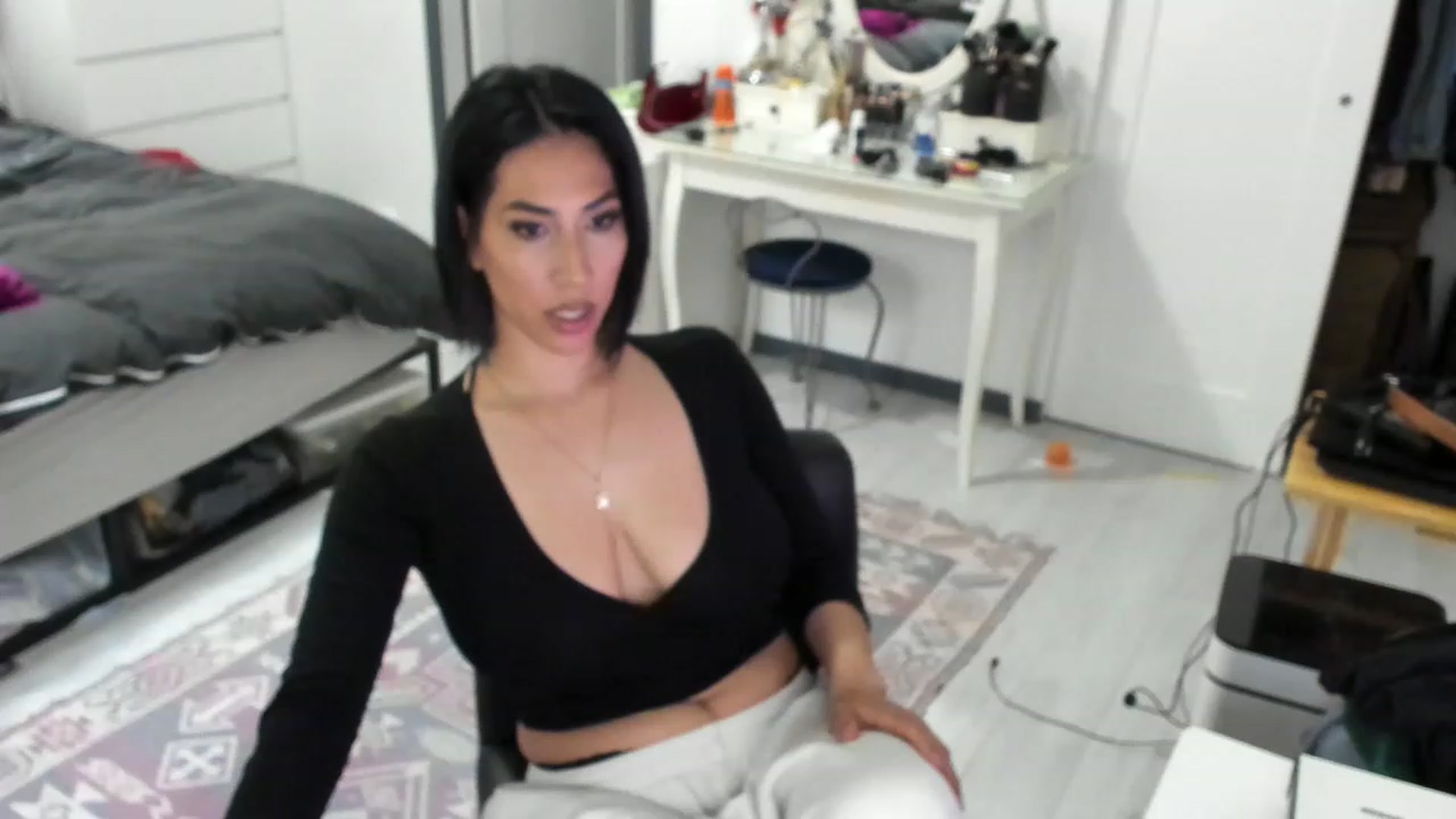 Gallery image thumbnail from Verryveronica's myfreecams stream on, 04/22/2023, 20:05 image 1 of 20