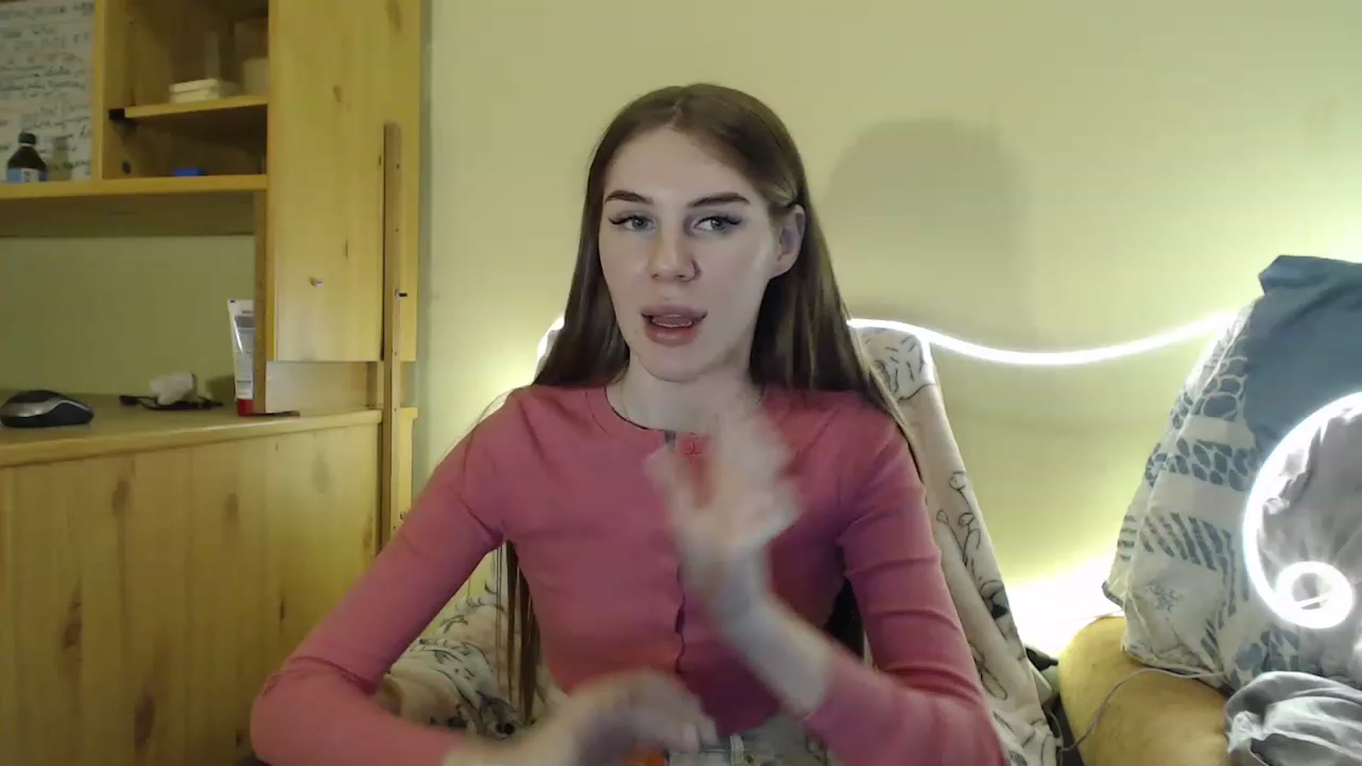 Gallery image thumbnail from Vesnyshka's myfreecams stream on, 03/07/2023, 18:53 image 16 of 20