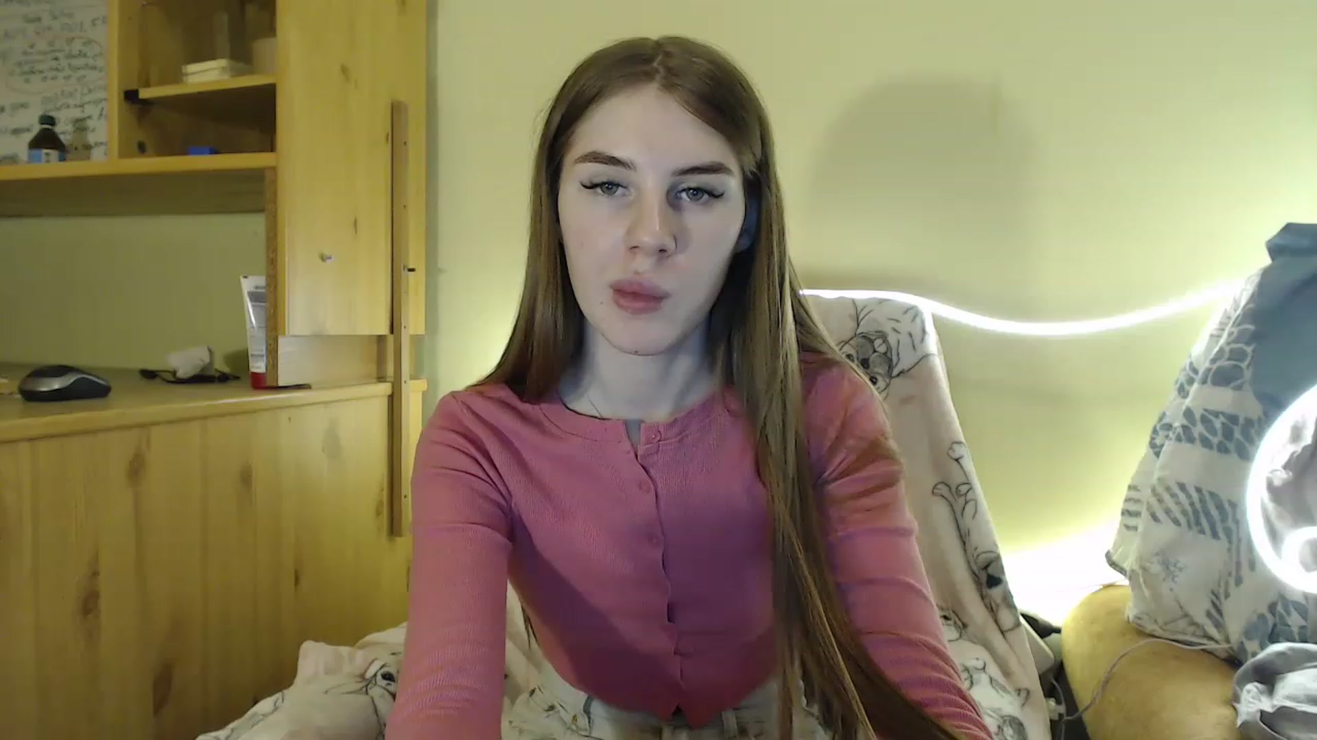 Gallery image thumbnail from Vesnyshka's myfreecams stream on, 03/07/2023, 18:53 image 10 of 20