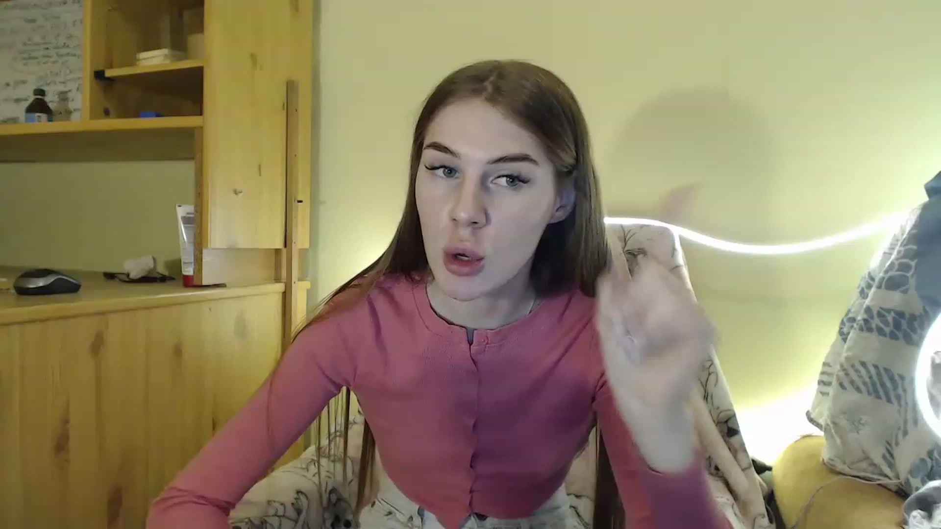 Gallery image thumbnail from Vesnyshka's myfreecams stream on, 03/07/2023, 18:53 image 19 of 20