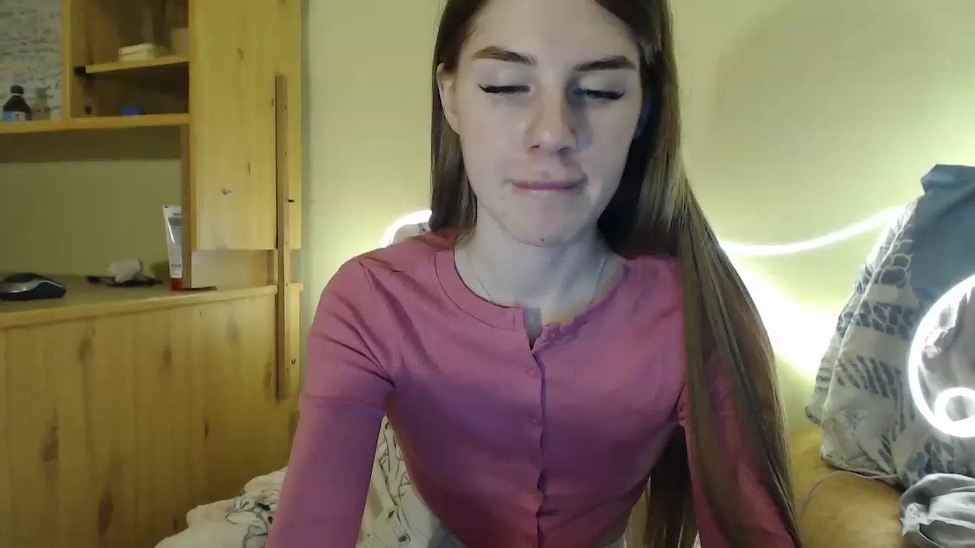 Gallery image thumbnail from Vesnyshka's myfreecams stream on, 03/07/2023, 18:53 image 7 of 20
