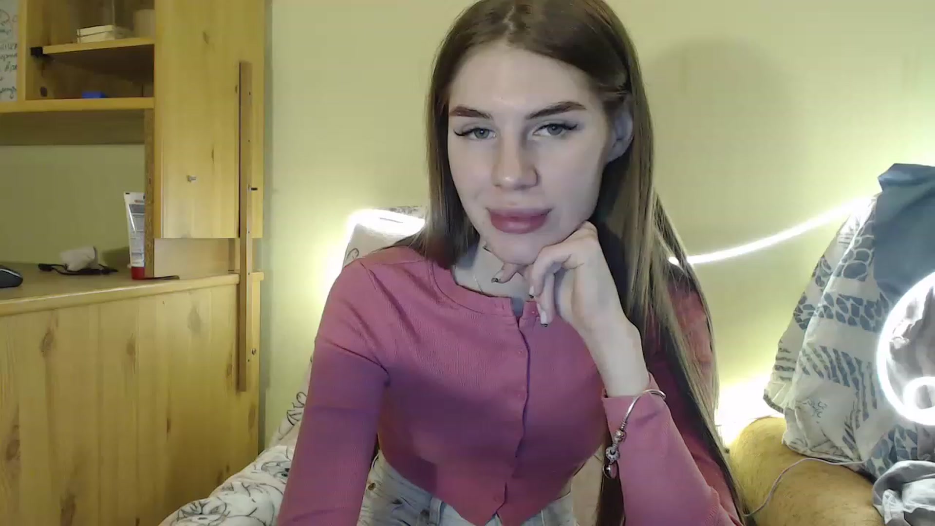 Gallery image thumbnail from Vesnyshka's myfreecams stream on, 03/07/2023, 18:53 image 2 of 20
