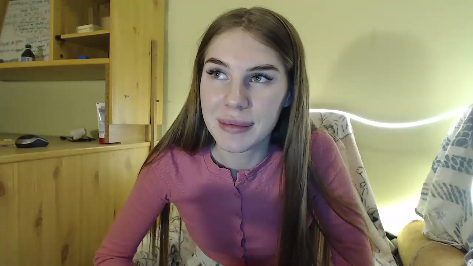 Gallery image thumbnail from Vesnyshka's myfreecams stream on, 03/07/2023, 18:53 image 18 of 20