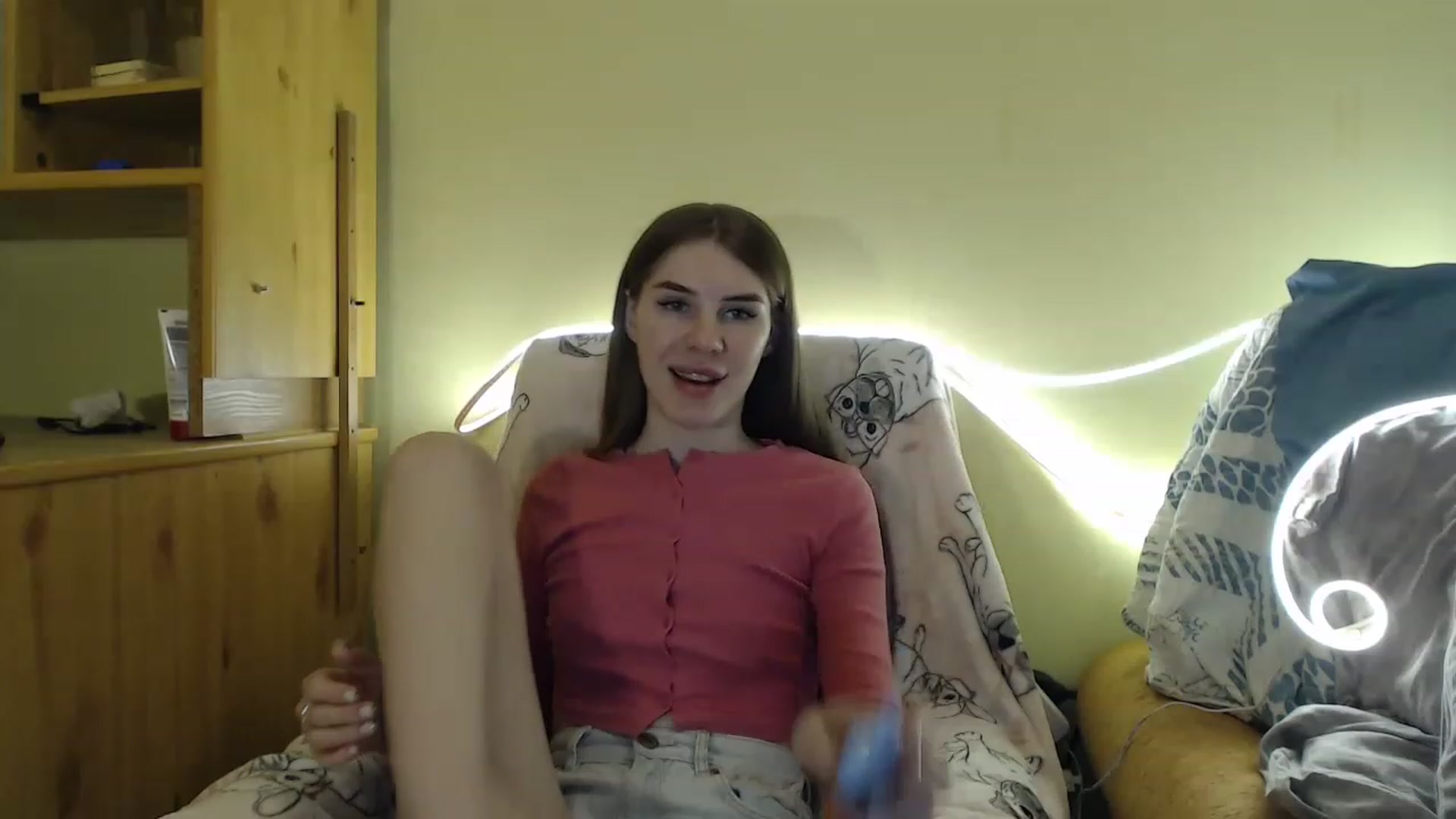 Gallery image thumbnail from Vesnyshka's myfreecams stream on, 03/07/2023, 18:53 image 4 of 20