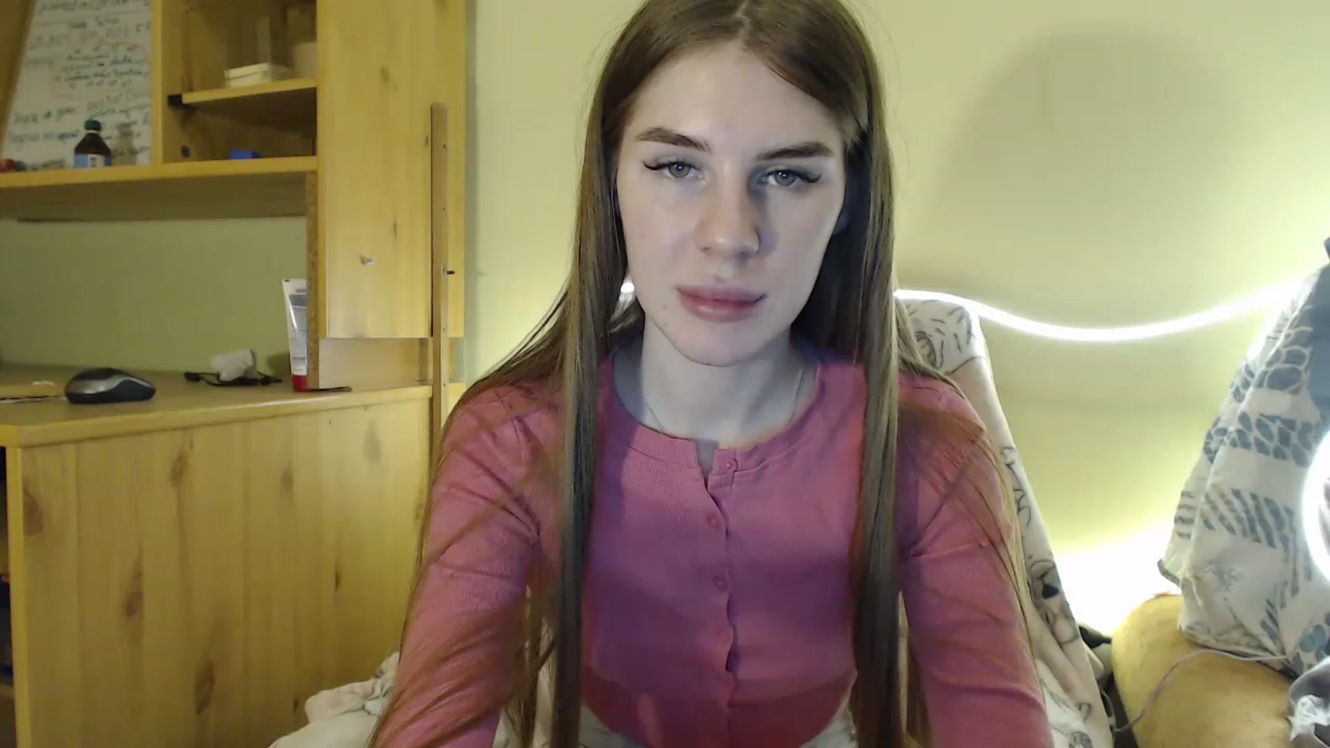 Gallery image thumbnail from Vesnyshka's myfreecams stream on, 03/07/2023, 18:53 image 9 of 20
