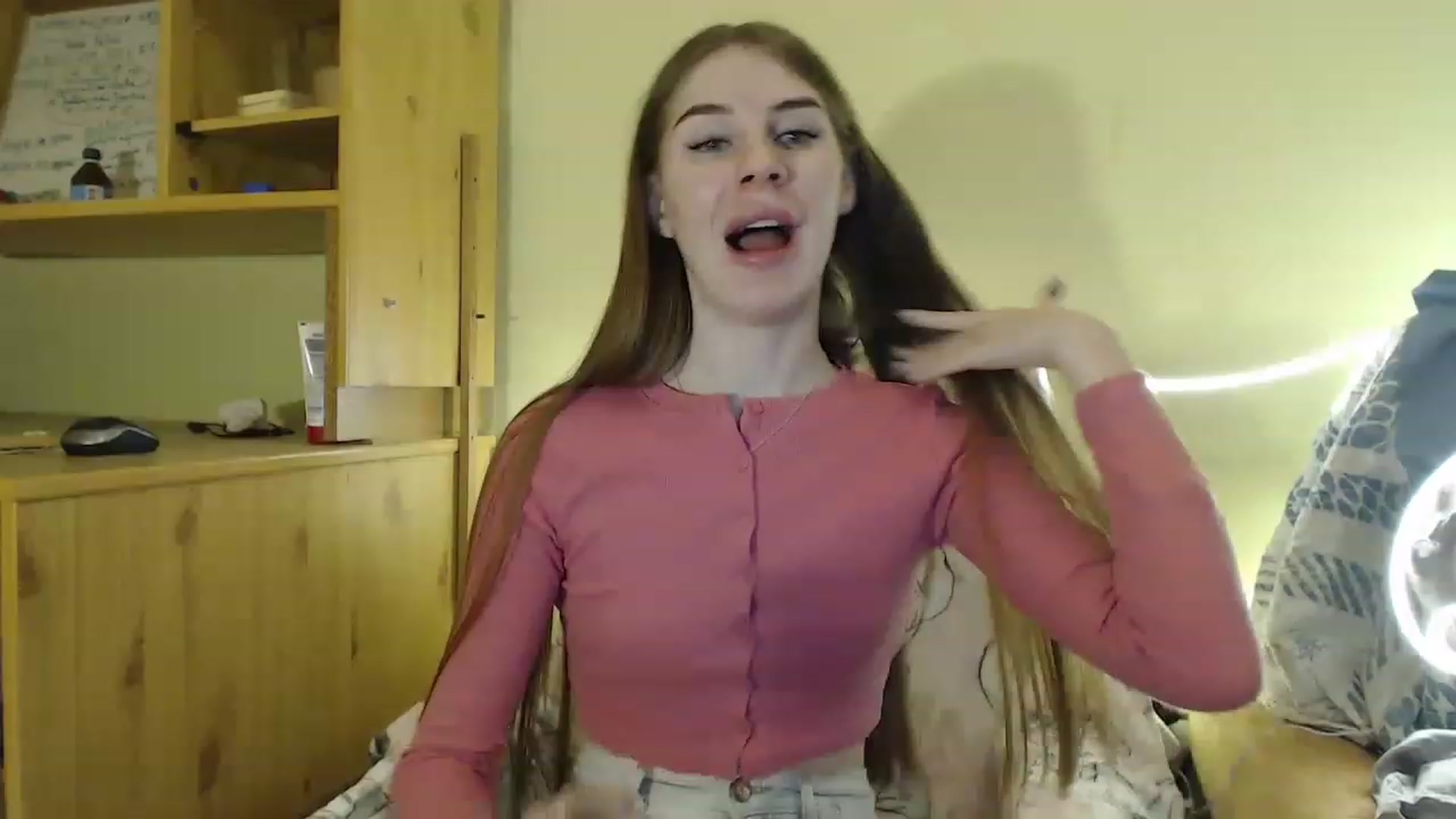 Gallery image thumbnail from Vesnyshka's myfreecams stream on, 03/07/2023, 18:53 image 15 of 20