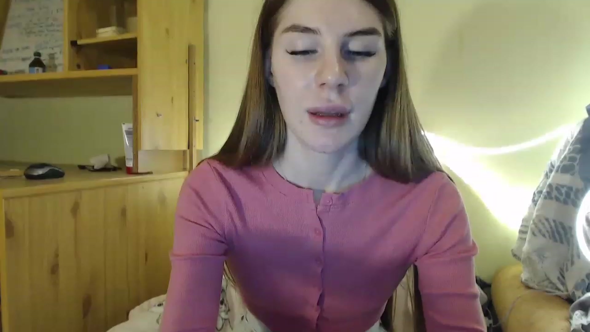 Gallery image thumbnail from Vesnyshka's myfreecams stream on, 03/07/2023, 18:53 image 5 of 20