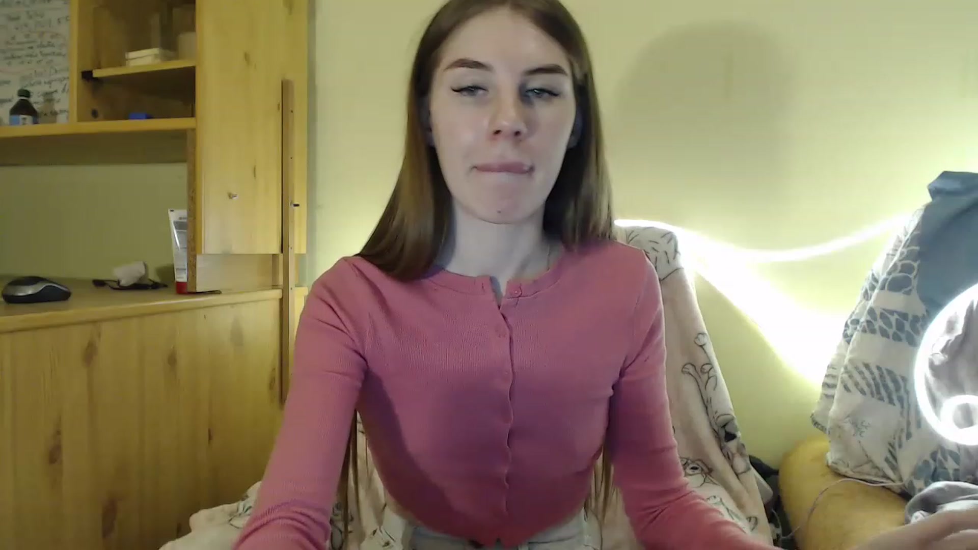 Gallery image thumbnail from Vesnyshka's myfreecams stream on, 03/07/2023, 18:53 image 6 of 20