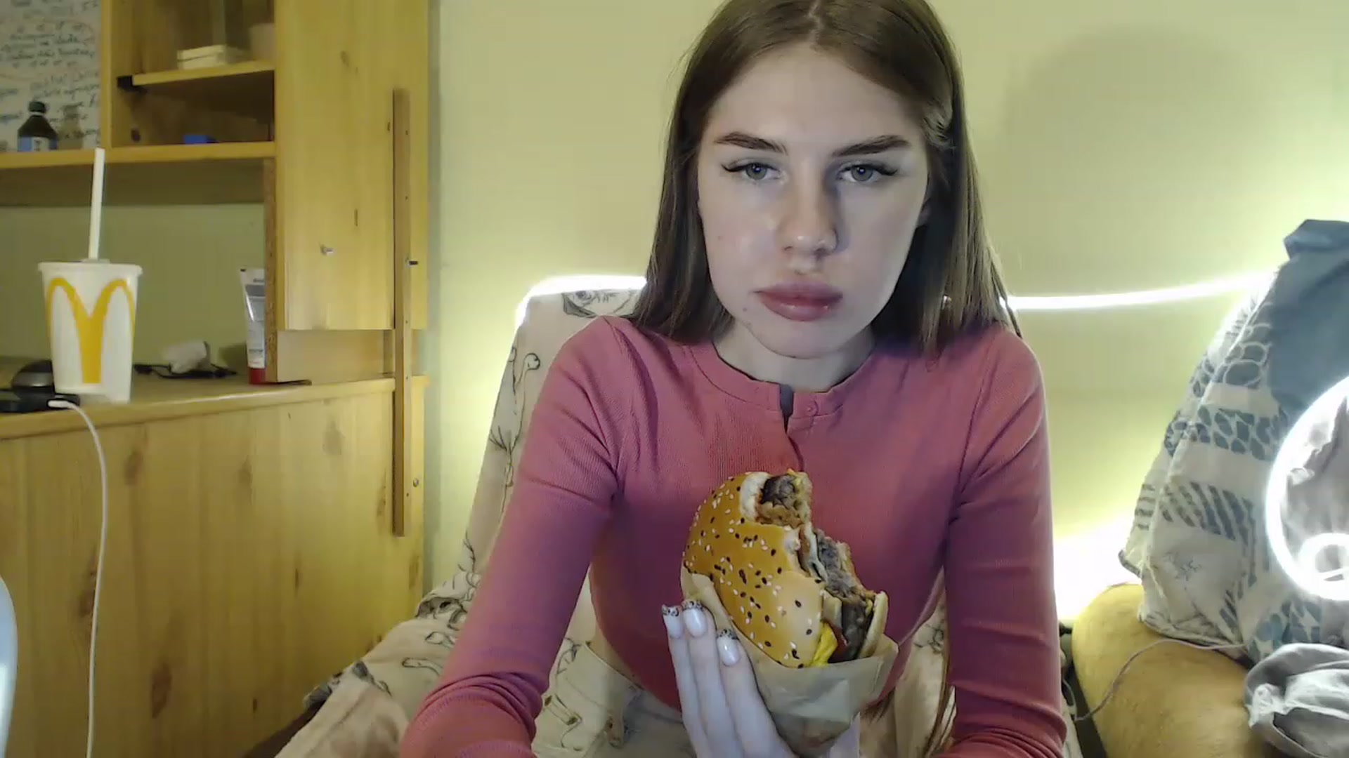 Gallery image thumbnail from Vesnyshka's myfreecams stream on, 03/07/2023, 19:55 image 4 of 20