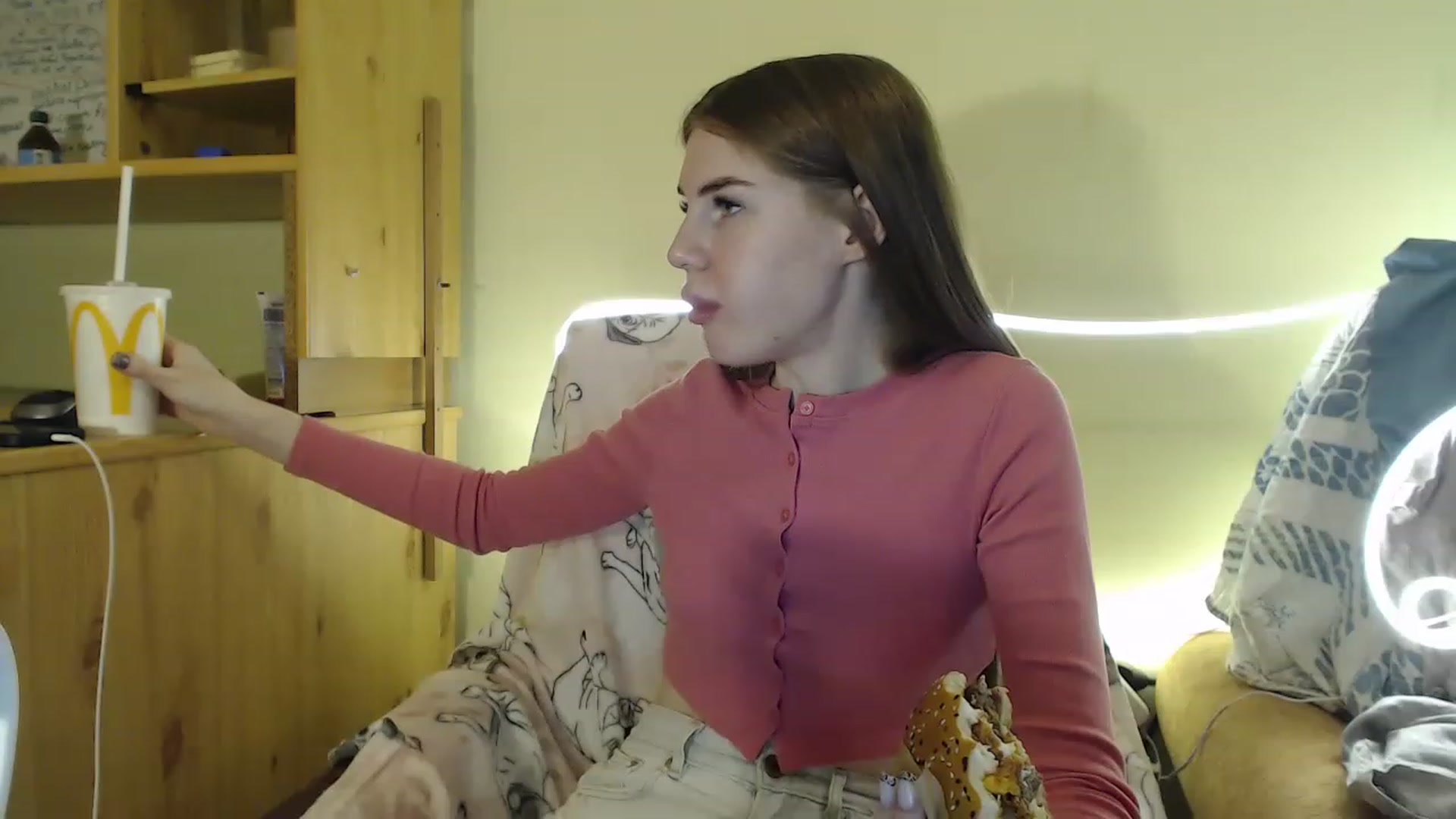 Gallery image thumbnail from Vesnyshka's myfreecams stream on, 03/07/2023, 19:55 image 5 of 20