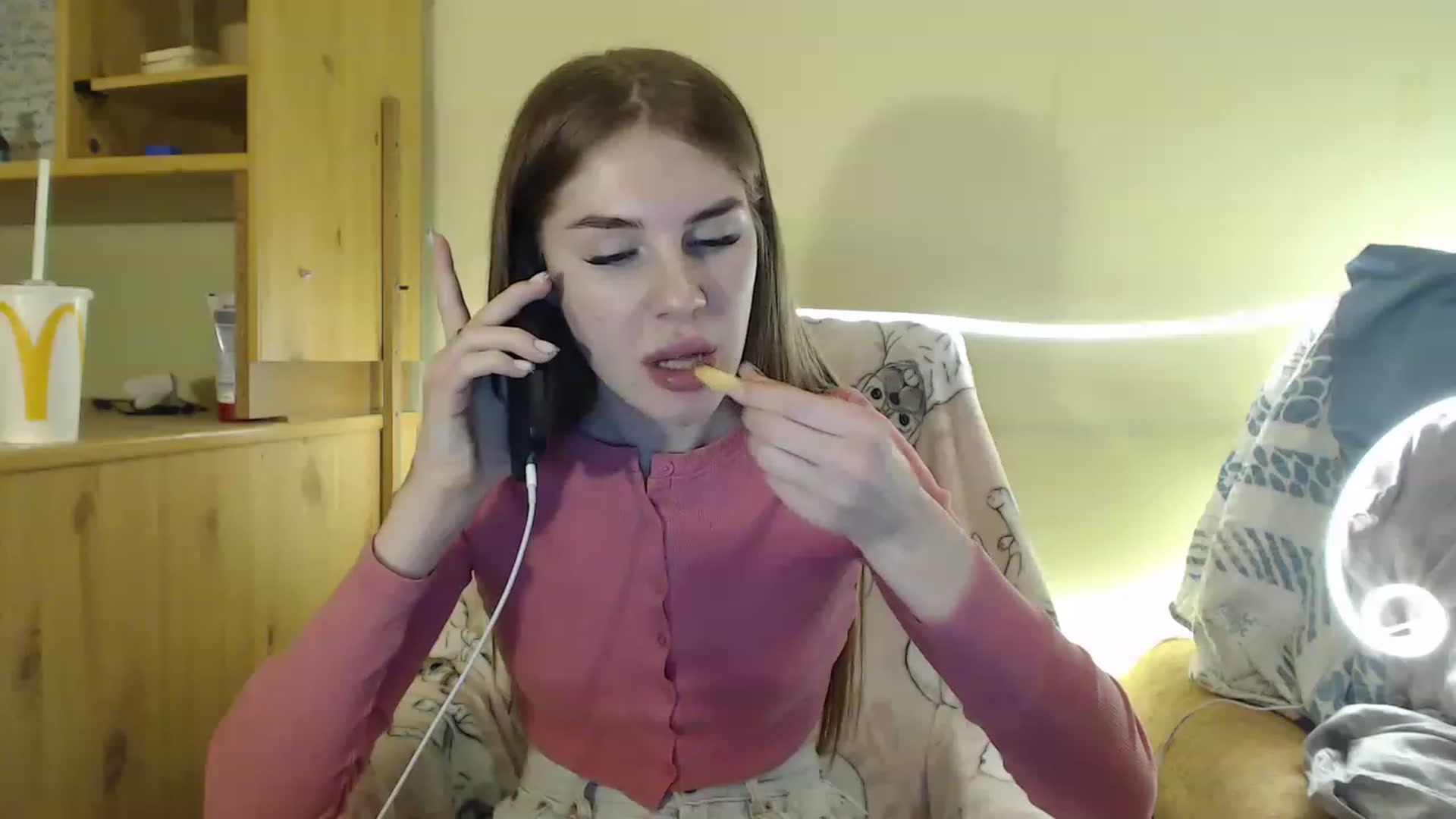 Gallery image thumbnail from Vesnyshka's myfreecams stream on, 03/07/2023, 19:55 image 6 of 20