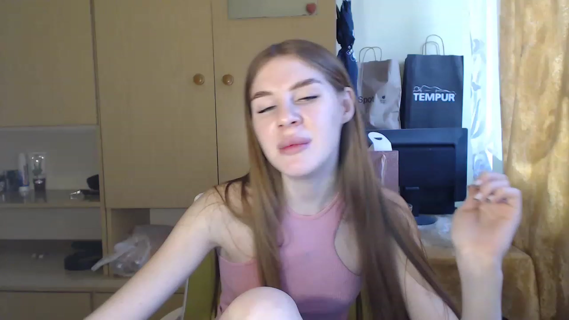 Gallery image thumbnail from Vesnyshka's myfreecams stream on, 03/10/2023, 15:49 image 8 of 20