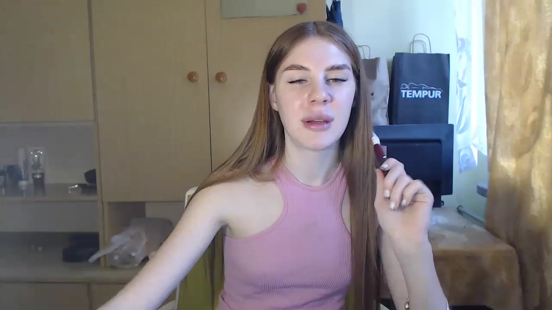 Gallery image thumbnail from Vesnyshka's myfreecams stream on, 03/10/2023, 15:49 image 7 of 20