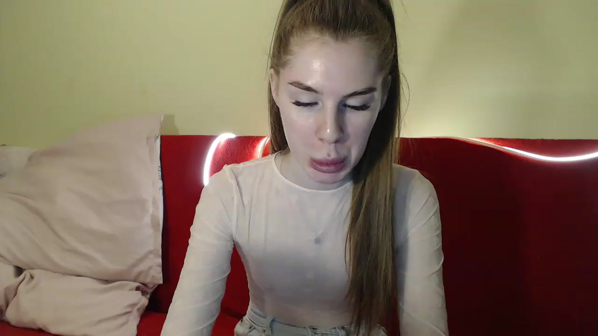 Gallery image thumbnail from Vesnyshka's myfreecams stream on, 03/16/2023, 19:52 image 6 of 20
