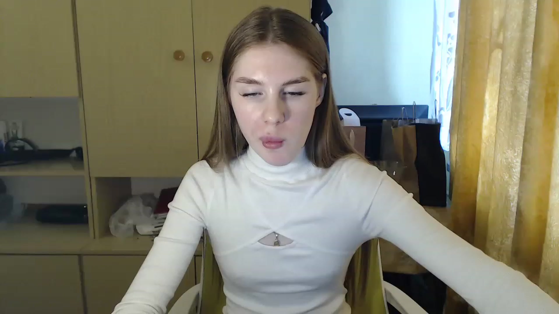 Gallery image thumbnail from Vesnyshka's myfreecams stream on, 03/30/2023, 15:42 image 6 of 20