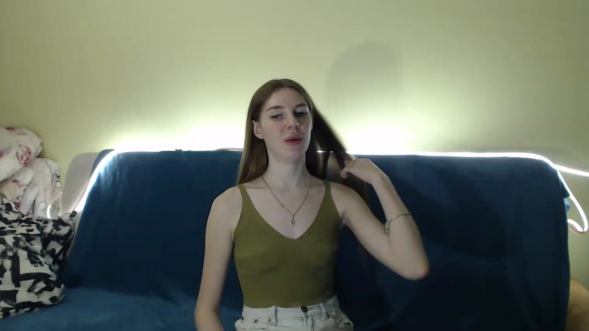 Gallery image thumbnail from Vesnyshka's myfreecams stream on, 04/01/2023, 17:05 image 3 of 20