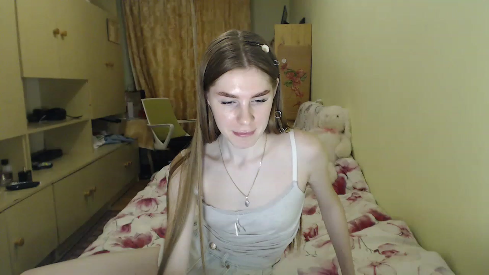 Gallery image thumbnail from Vesnyshka's myfreecams stream on, 04/06/2023, 19:27 image 8 of 20