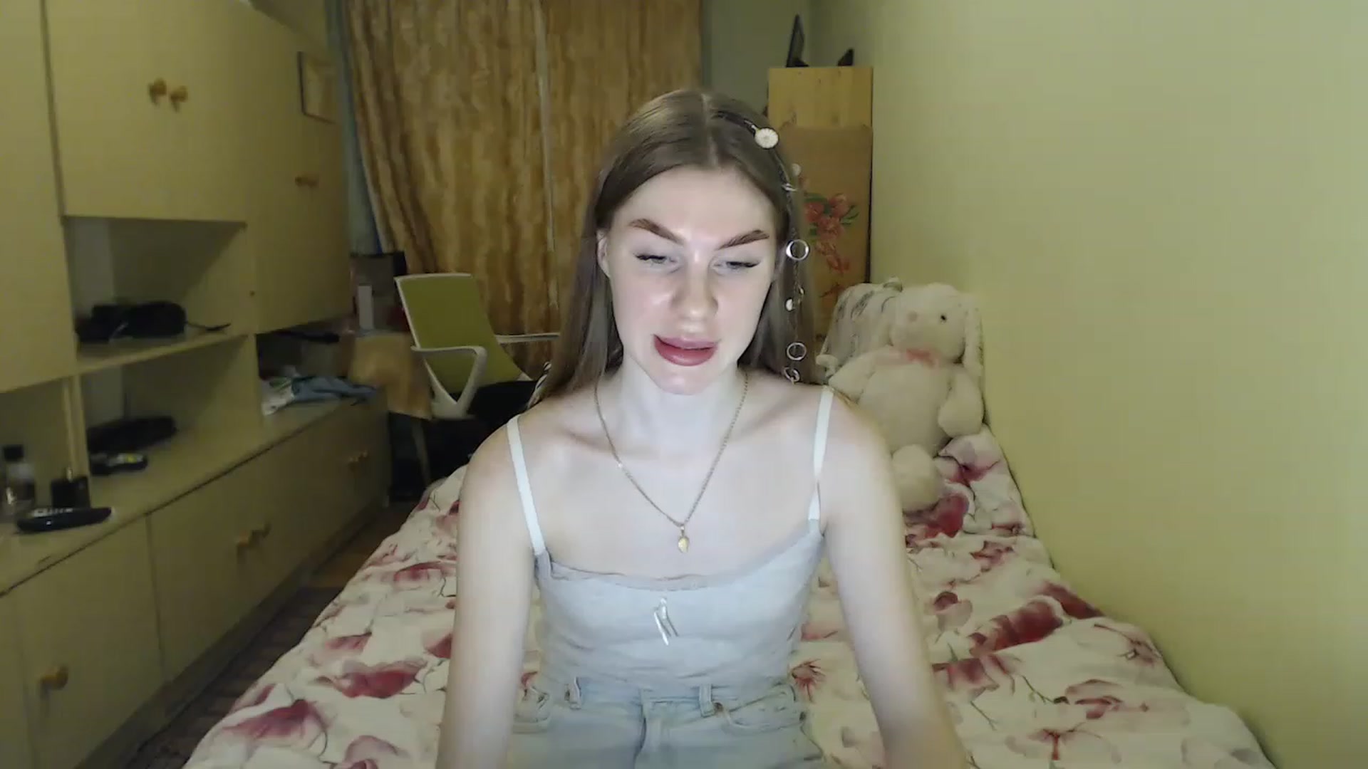 Gallery image thumbnail from Vesnyshka's myfreecams stream on, 04/06/2023, 19:27 image 5 of 20