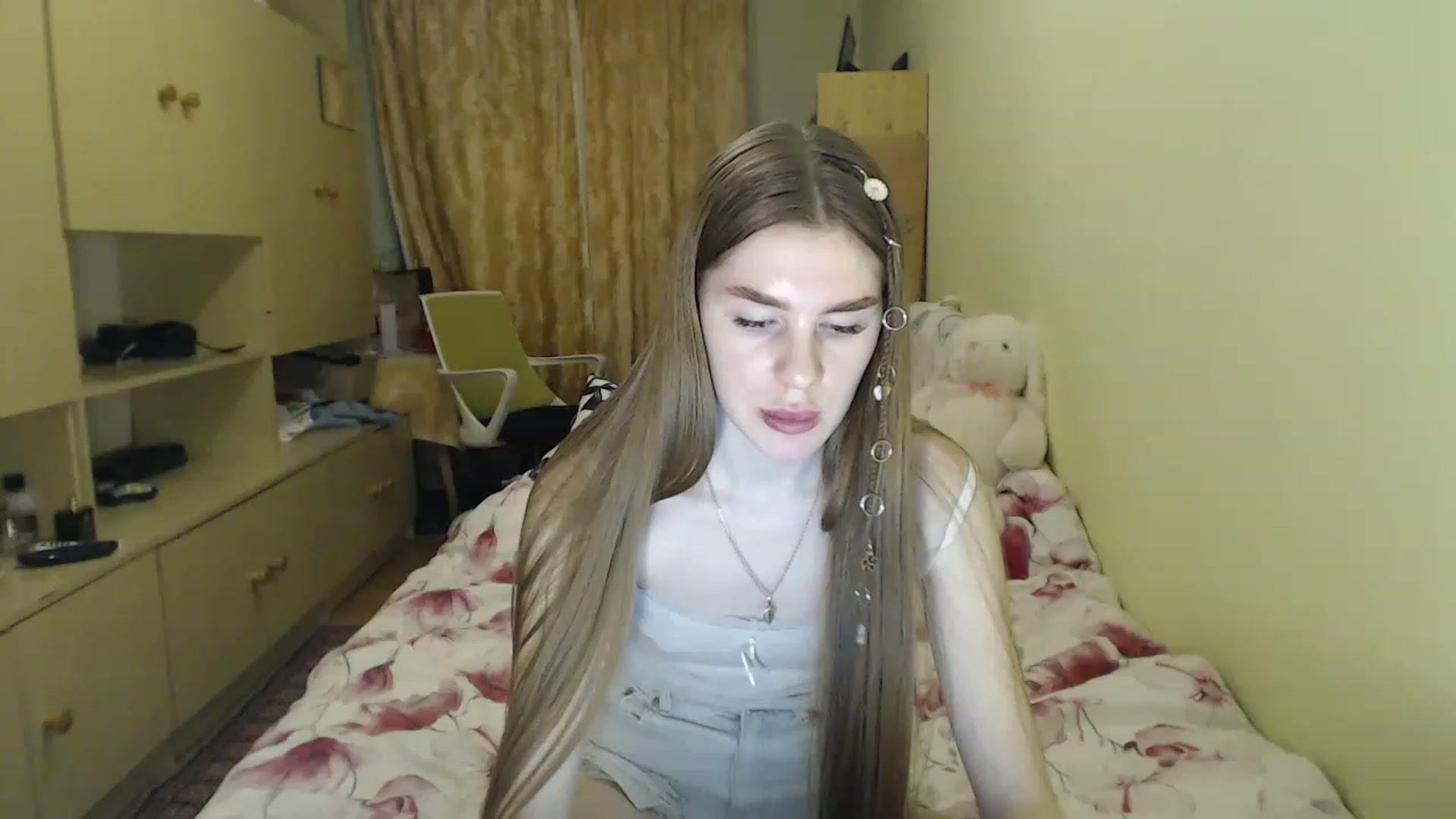 Gallery image thumbnail from Vesnyshka's myfreecams stream on, 04/06/2023, 19:27 image 6 of 20