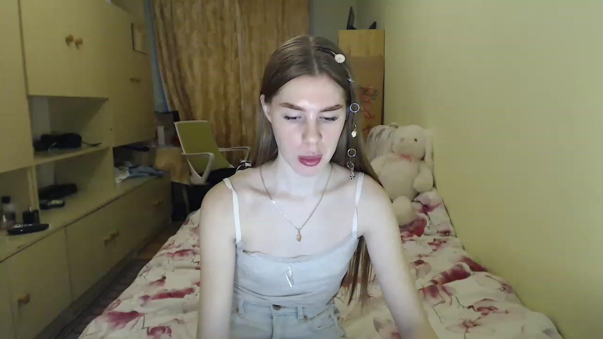 Gallery image thumbnail from Vesnyshka's myfreecams stream on, 04/06/2023, 19:27 image 4 of 20
