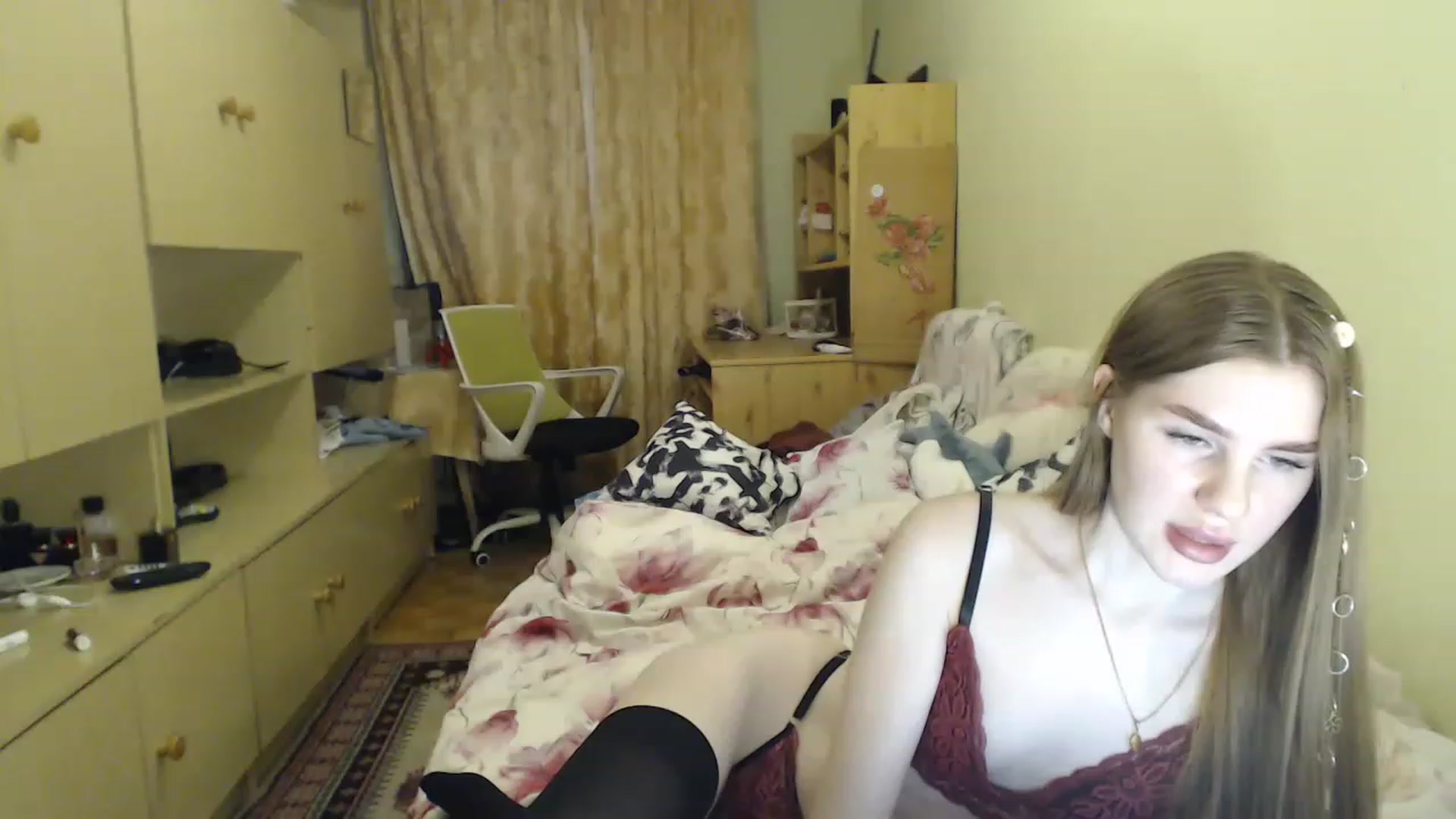 Gallery image thumbnail from Vesnyshka's myfreecams stream on, 04/06/2023, 19:27 image 14 of 20