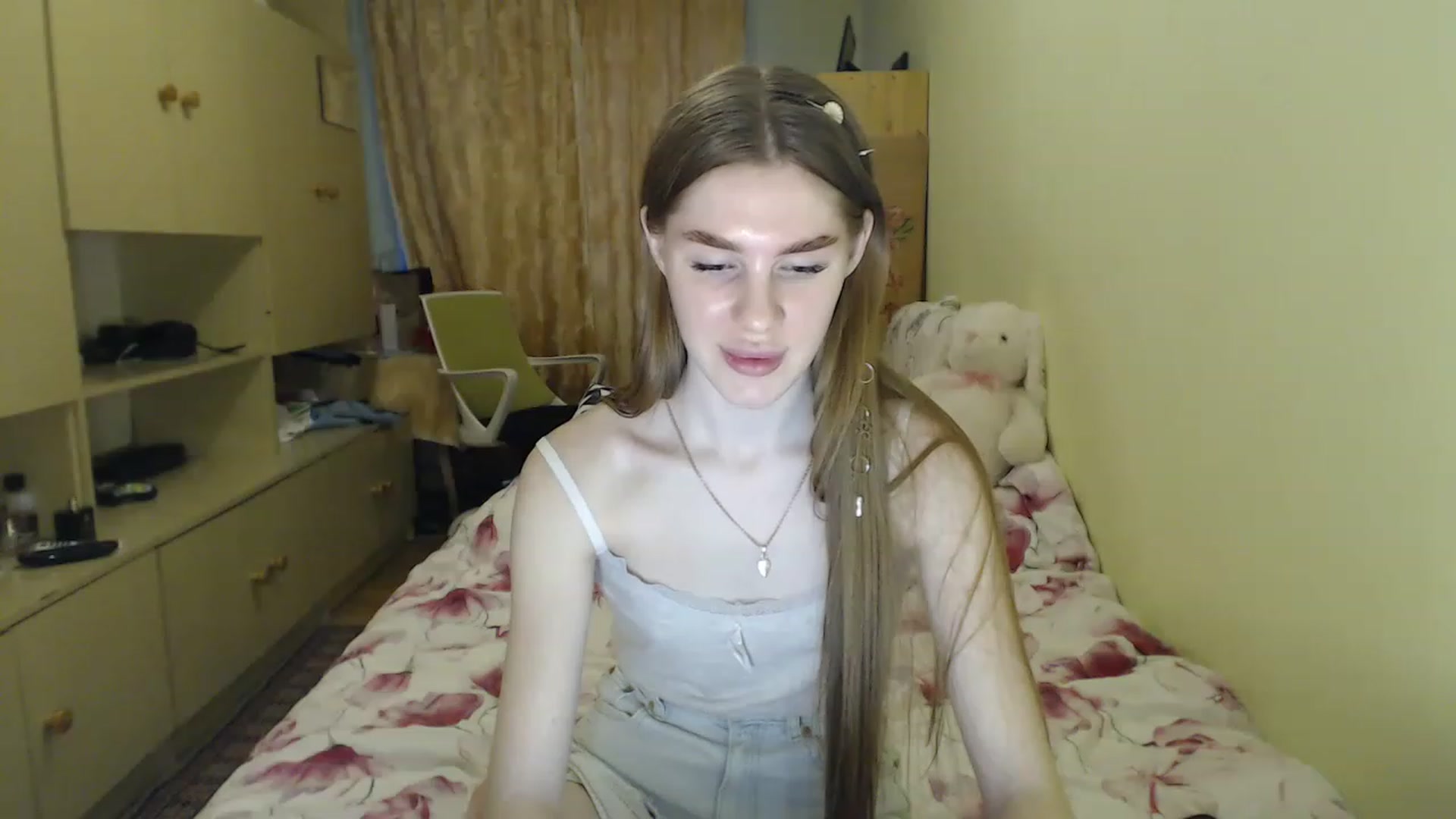 Gallery image thumbnail from Vesnyshka's myfreecams stream on, 04/06/2023, 19:27 image 3 of 20