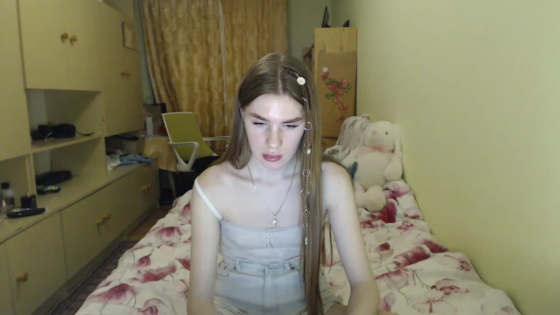 Gallery image thumbnail from Vesnyshka's myfreecams stream on, 04/06/2023, 19:27 image 7 of 20