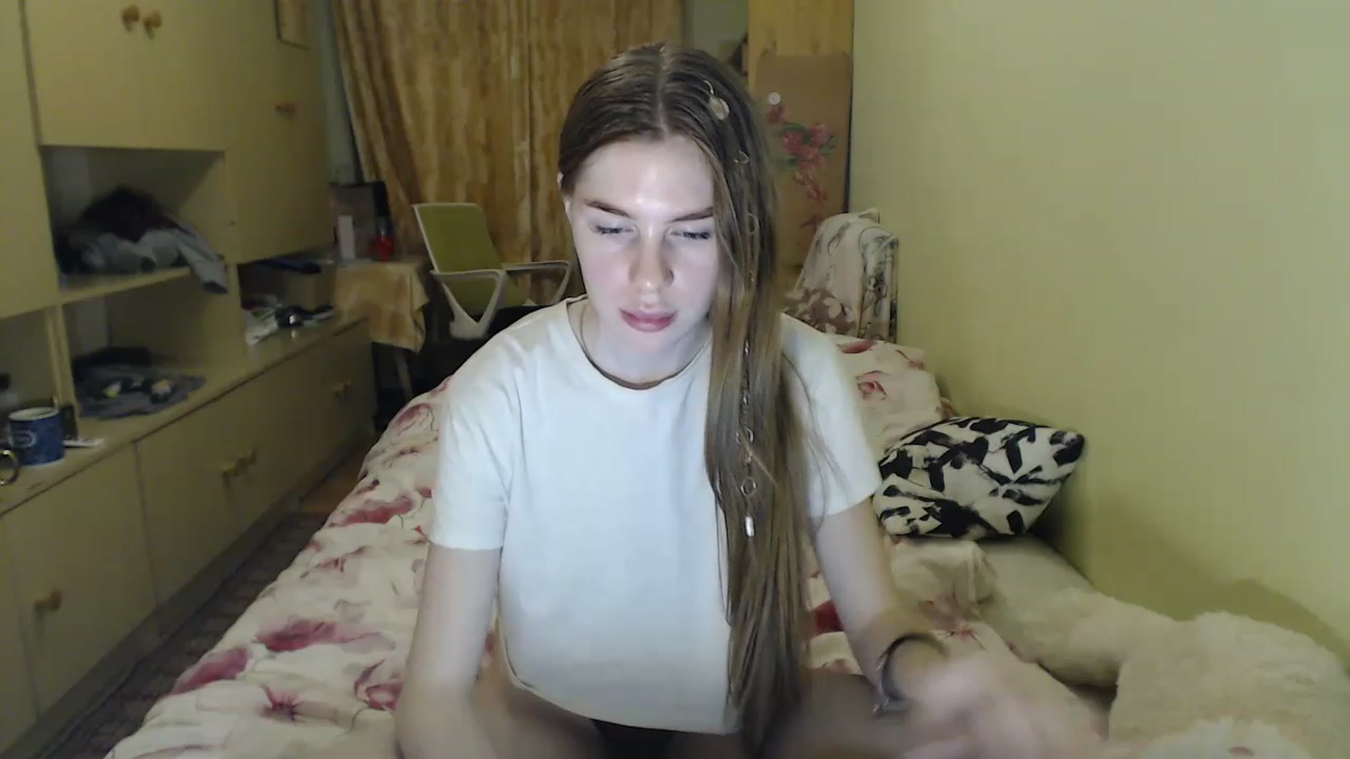 Gallery image thumbnail from Vesnyshka's myfreecams stream on, 04/07/2023, 19:22 image 15 of 20