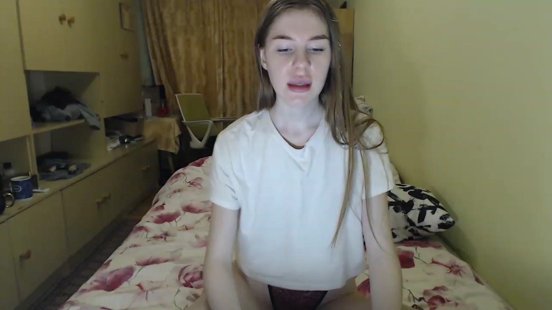Gallery image thumbnail from Vesnyshka's myfreecams stream on, 04/07/2023, 19:22 image 3 of 20