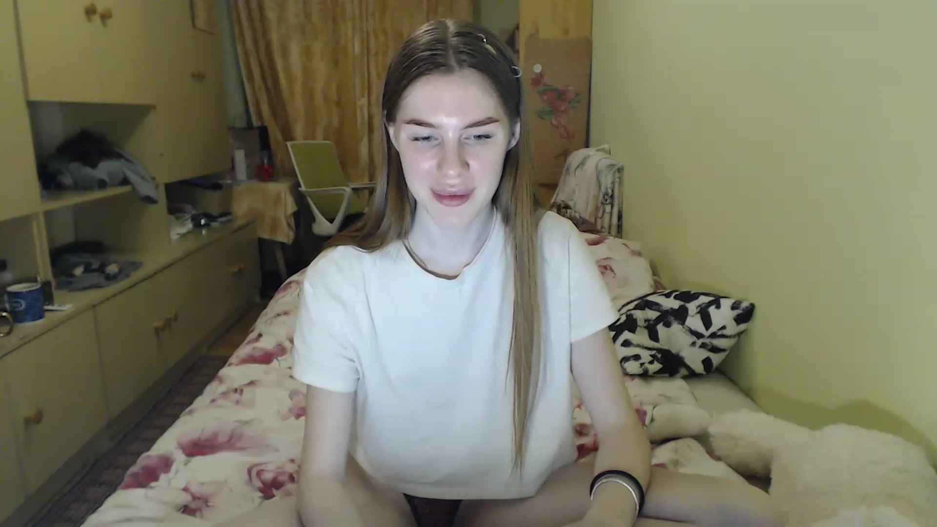 Gallery image thumbnail from Vesnyshka's myfreecams stream on, 04/07/2023, 19:22 image 16 of 20