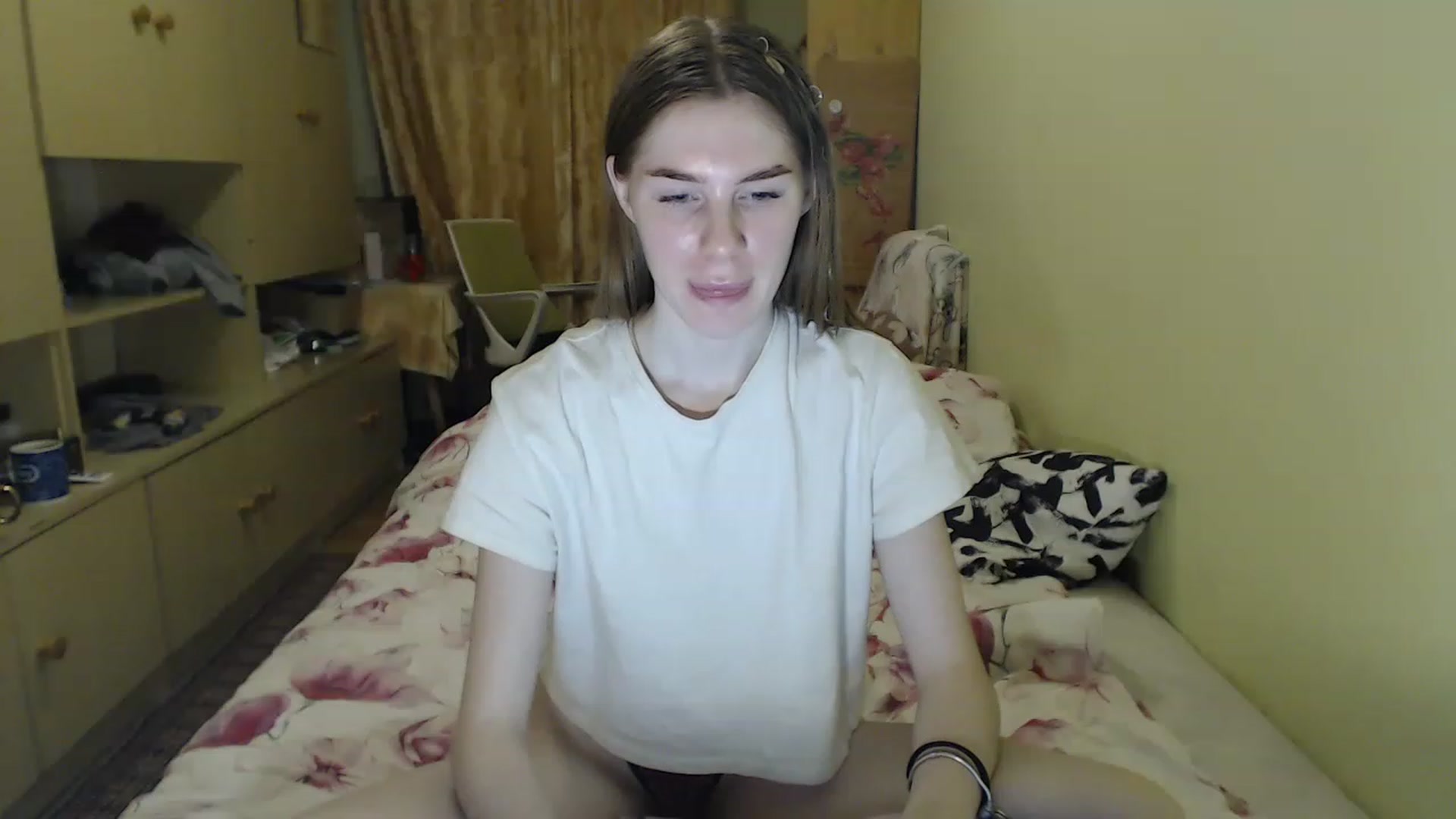 Gallery image thumbnail from Vesnyshka's myfreecams stream on, 04/07/2023, 19:22 image 13 of 20
