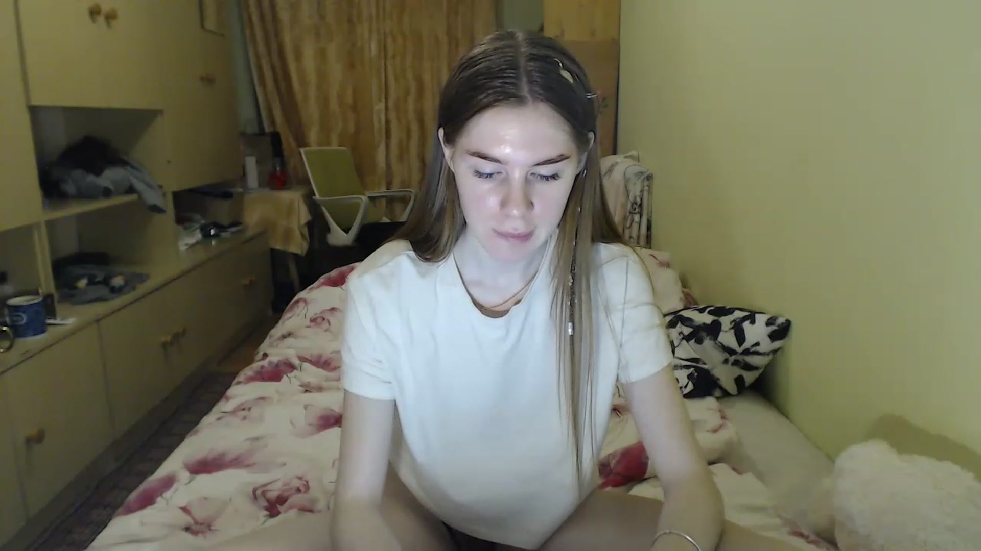 Gallery image thumbnail from Vesnyshka's myfreecams stream on, 04/07/2023, 19:22 image 17 of 20
