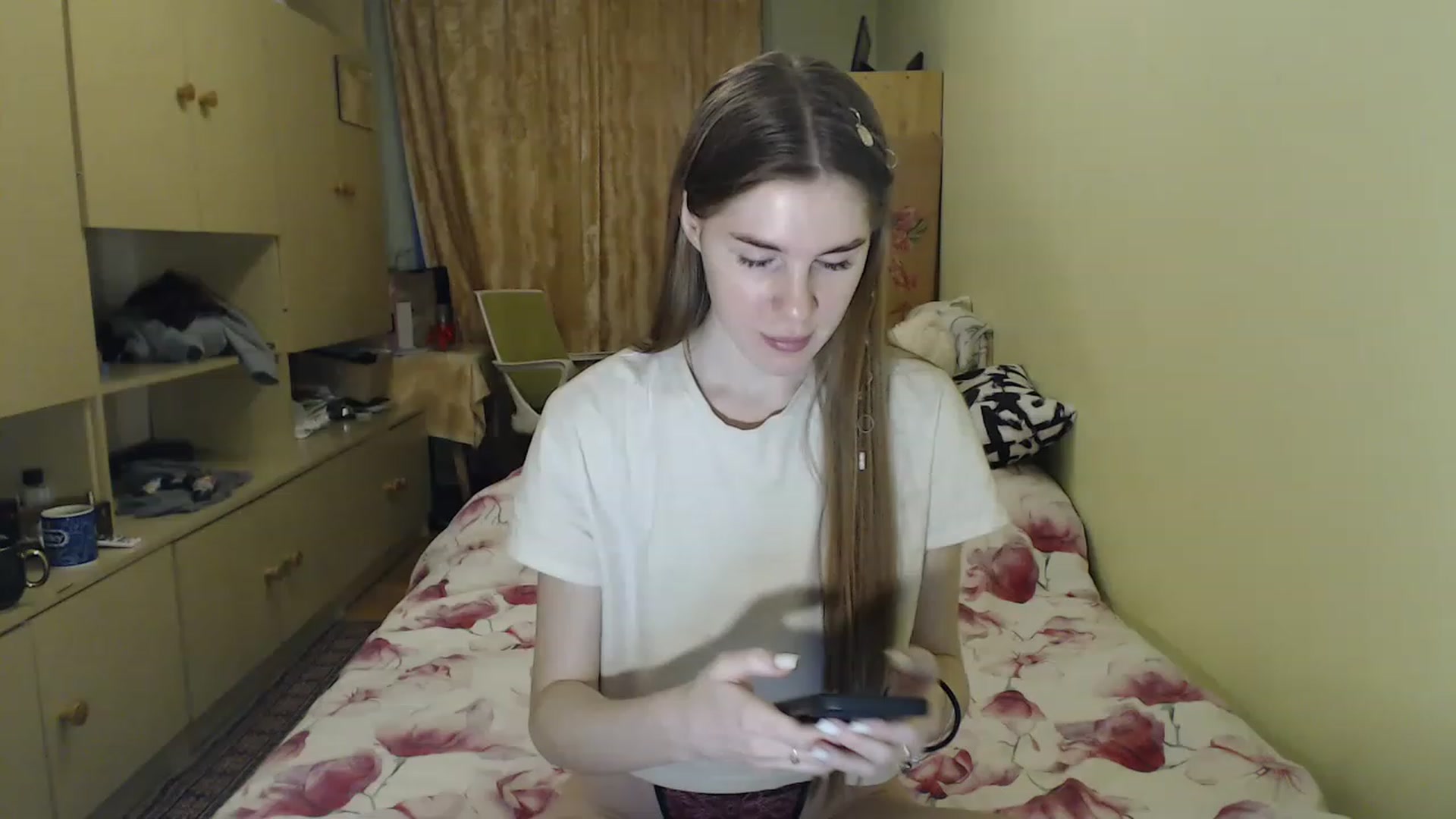 Gallery image thumbnail from Vesnyshka's myfreecams stream on, 04/07/2023, 19:22 image 1 of 20