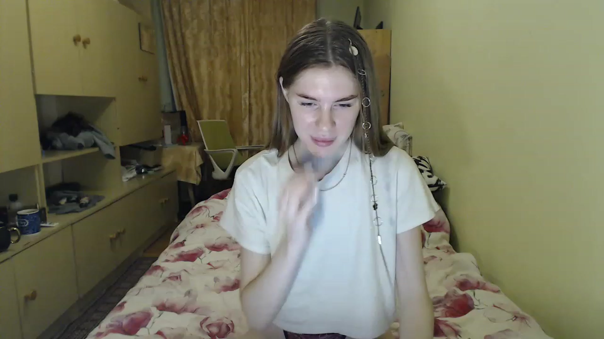 Gallery image thumbnail from Vesnyshka's myfreecams stream on, 04/07/2023, 19:22 image 2 of 20