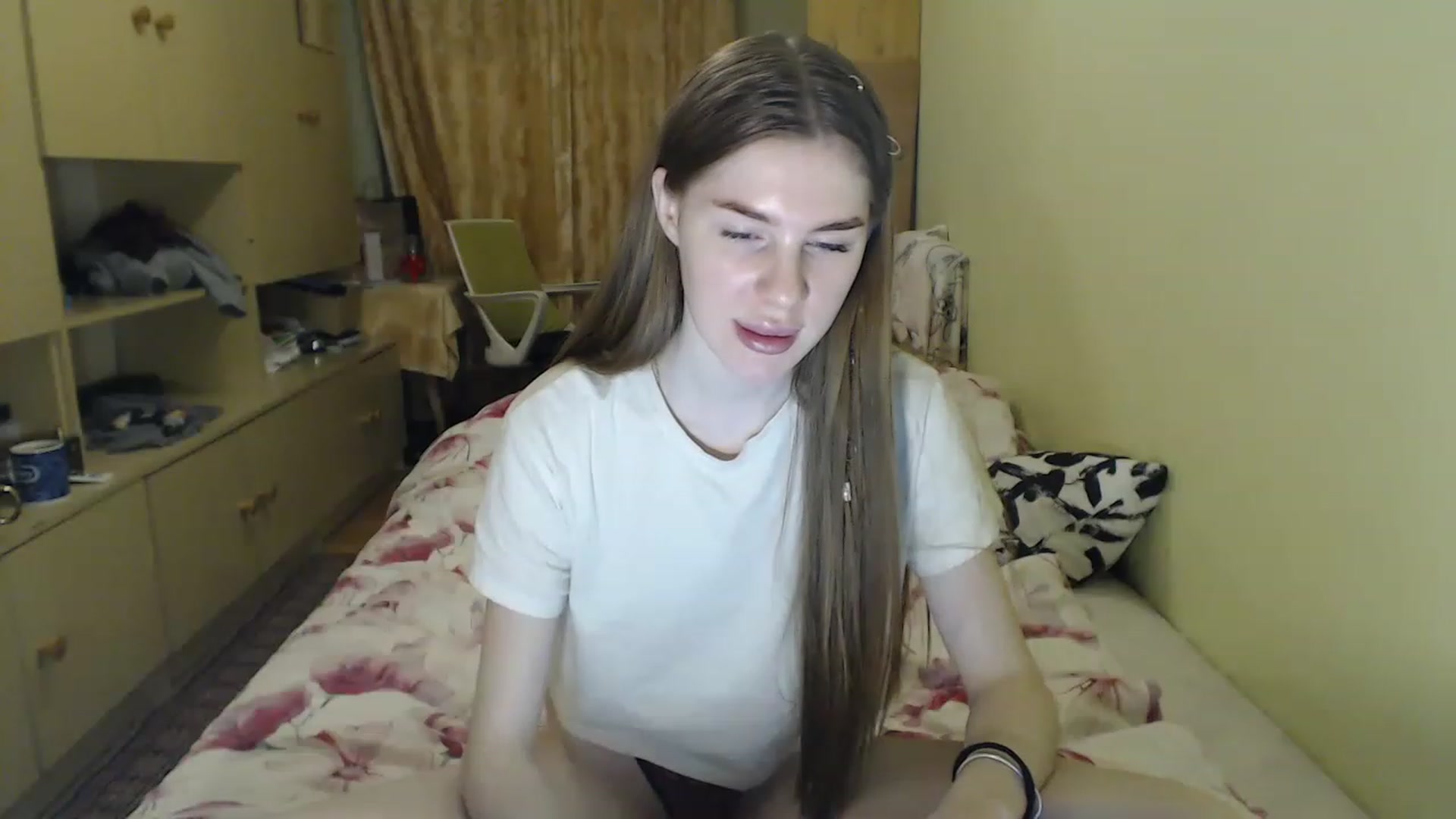 Gallery image thumbnail from Vesnyshka's myfreecams stream on, 04/07/2023, 19:22 image 9 of 20