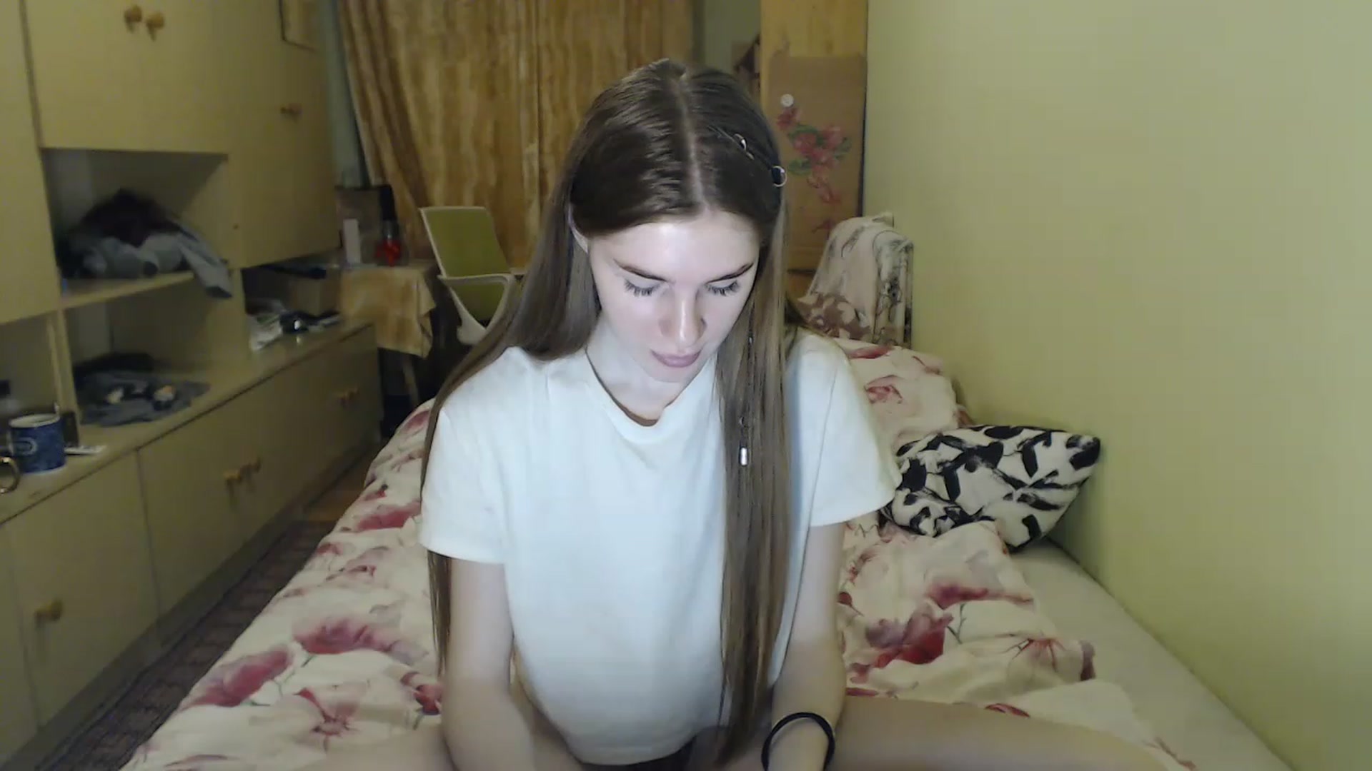 Gallery image thumbnail from Vesnyshka's myfreecams stream on, 04/07/2023, 19:22 image 10 of 20