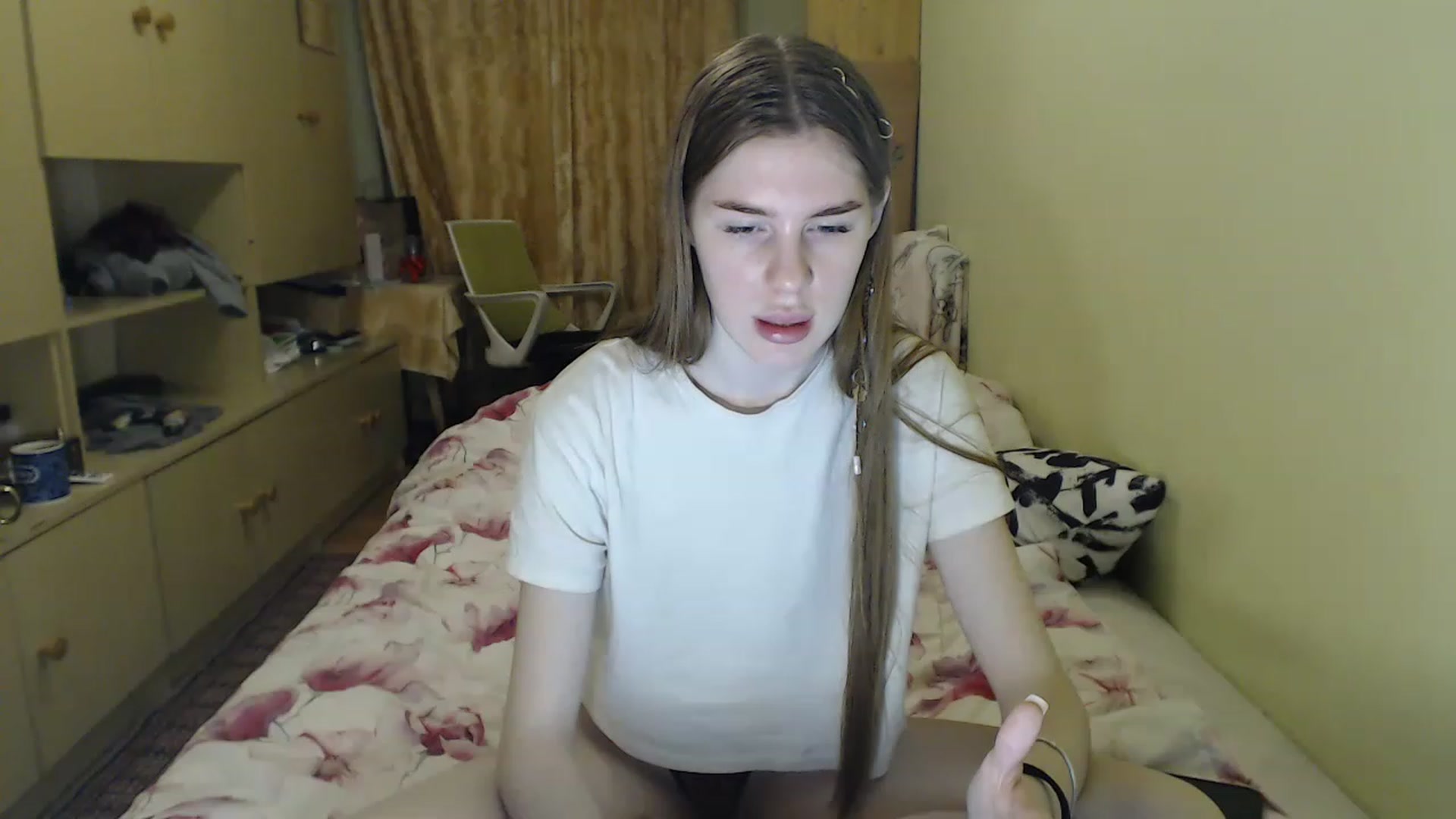 Gallery image thumbnail from Vesnyshka's myfreecams stream on, 04/07/2023, 19:22 image 6 of 20