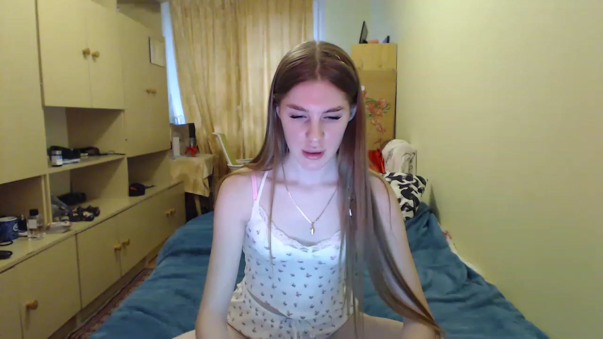 Gallery image thumbnail from Vesnyshka's myfreecams stream on, 04/13/2023, 17:32 image 3 of 20