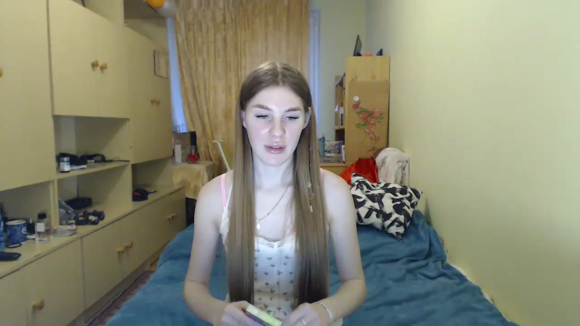 Gallery image thumbnail from Vesnyshka's myfreecams stream on, 04/13/2023, 17:32 image 15 of 20