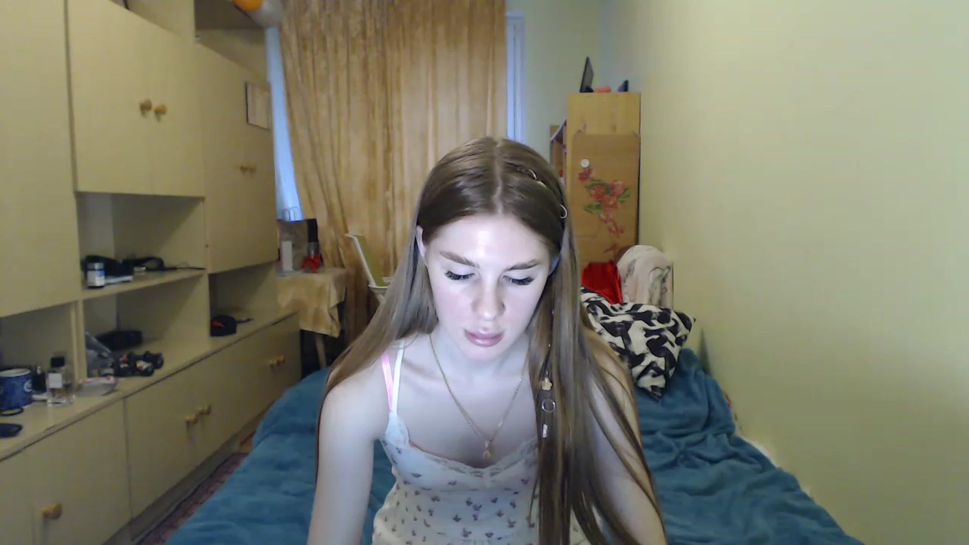 Gallery image thumbnail from Vesnyshka's myfreecams stream on, 04/13/2023, 17:32 image 7 of 20