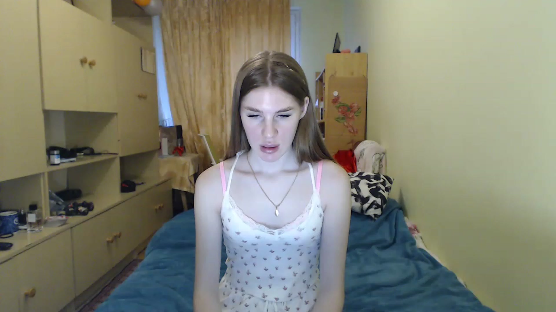 Gallery image thumbnail from Vesnyshka's myfreecams stream on, 04/13/2023, 17:32 image 6 of 20