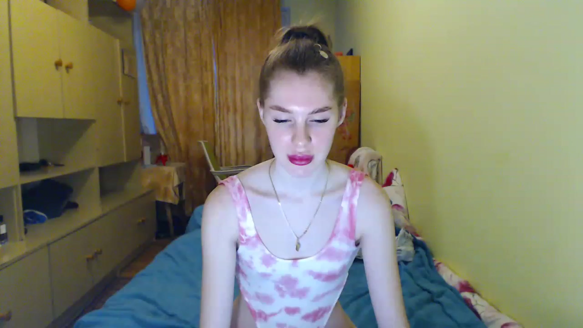 Gallery image thumbnail from Vesnyshka's myfreecams stream on, 04/18/2023, 18:24 image 10 of 20