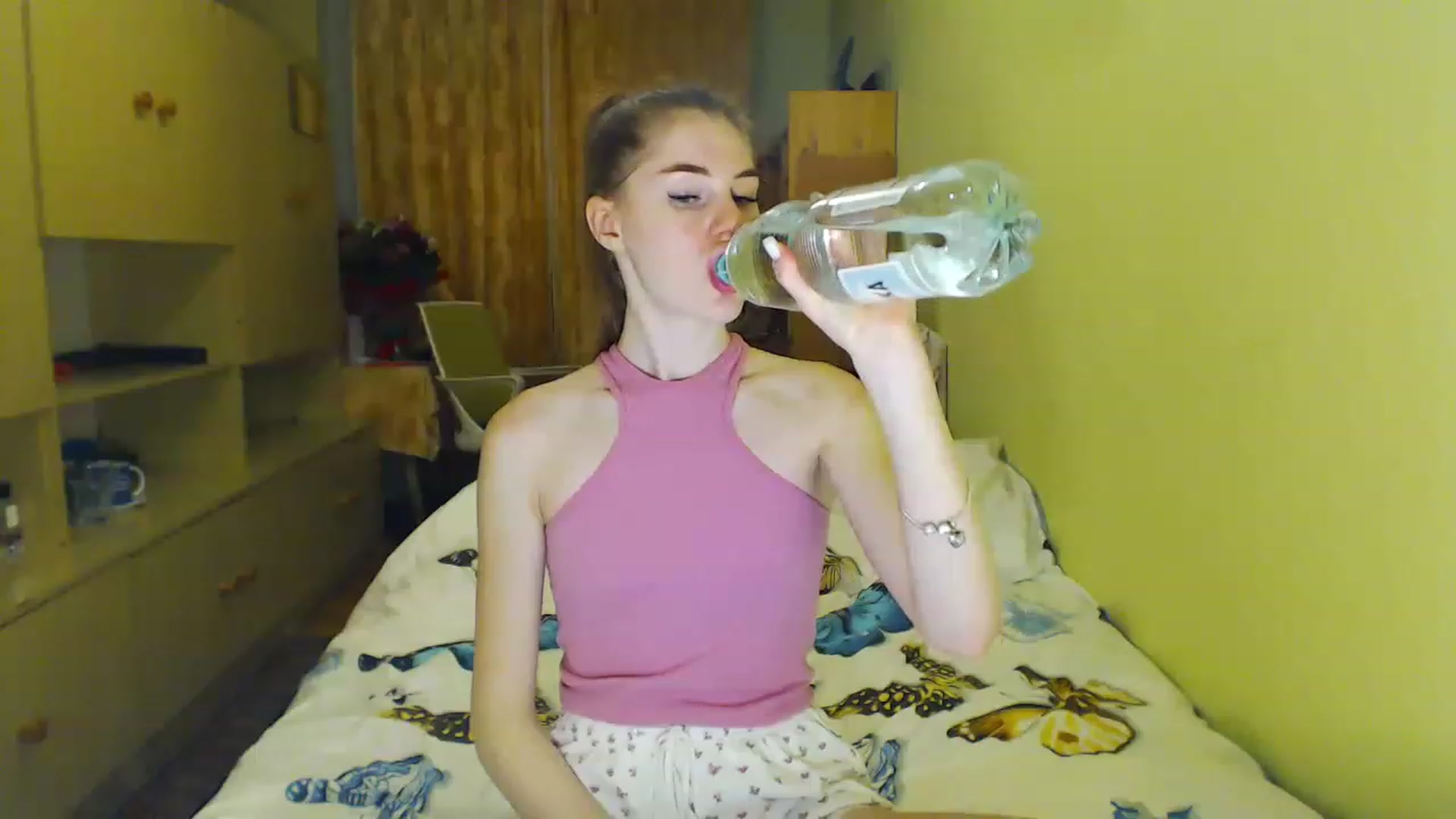 Gallery image thumbnail from Vesnyshka's myfreecams stream on, 04/29/2023, 19:35 image 14 of 20