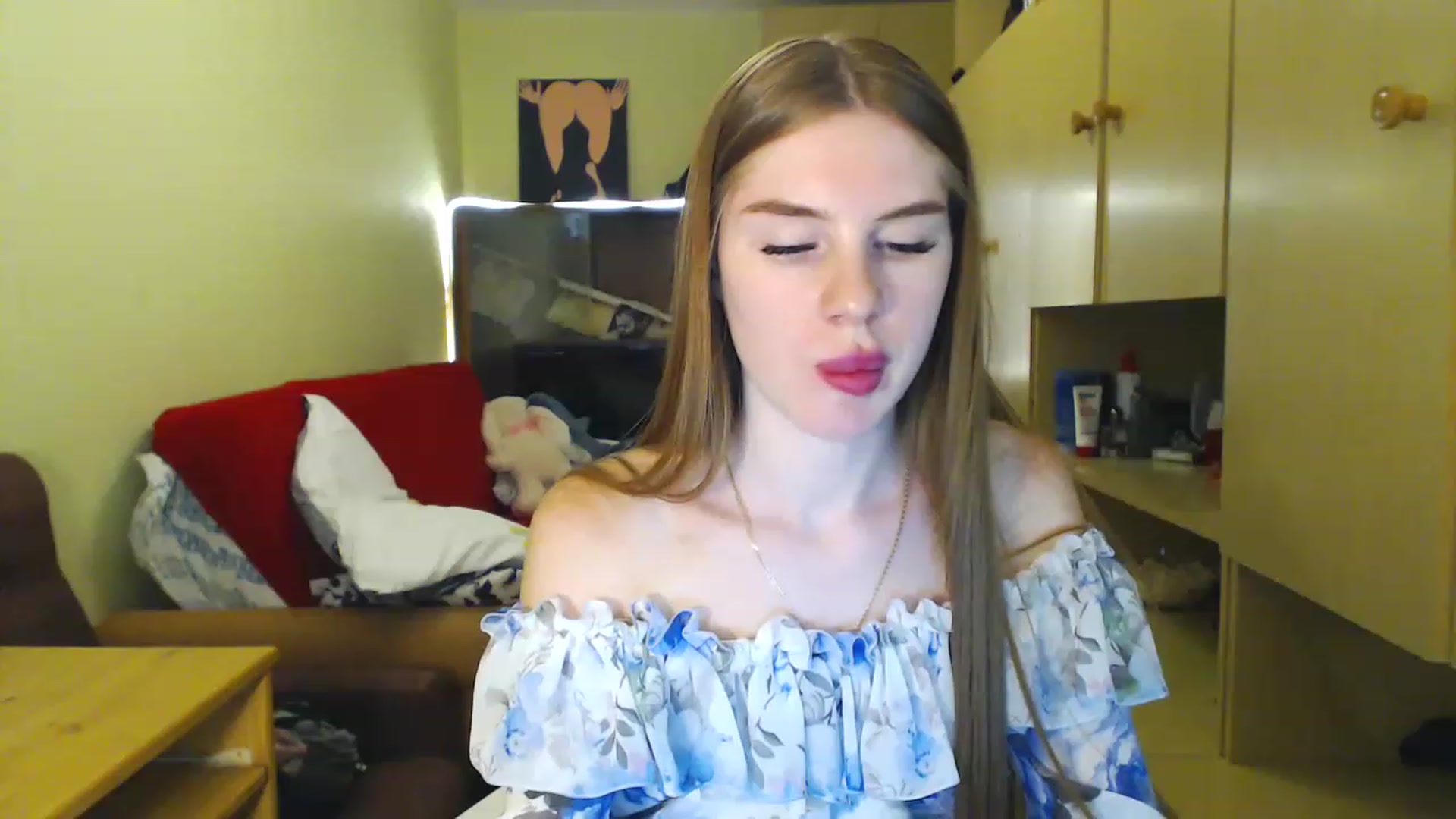 Gallery image thumbnail from Vesnyshka's myfreecams stream on, 06/11/2023, 15:24 image 1 of 20