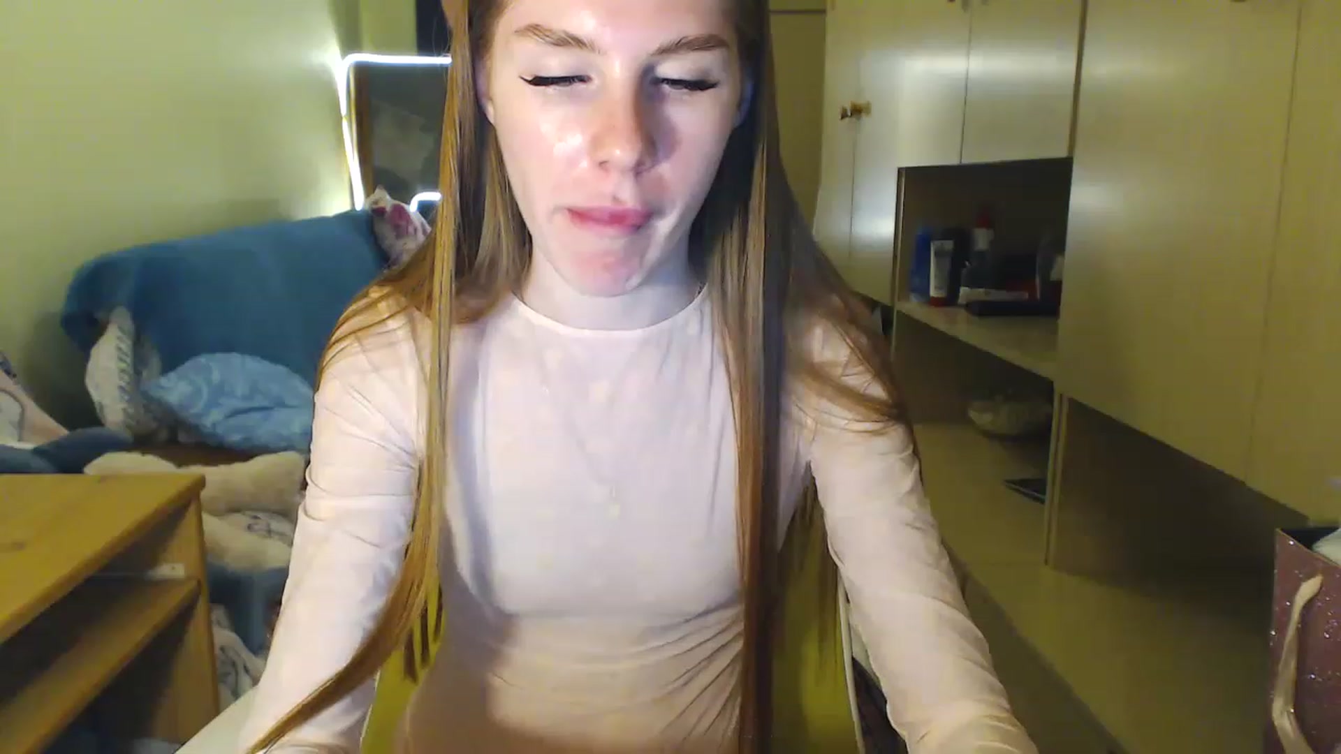 Gallery image thumbnail from Vesnyshka's myfreecams stream on, 06/18/2023, 19:27 image 2 of 20