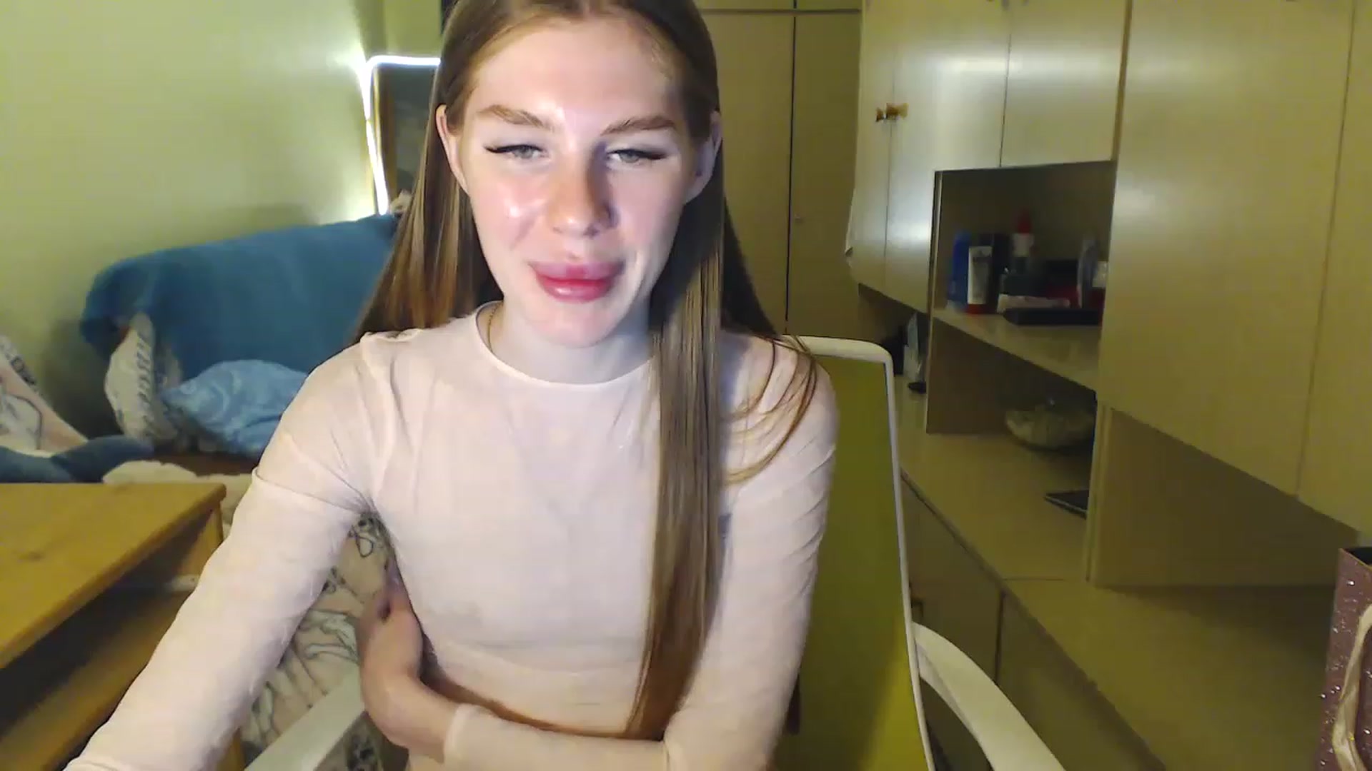 Gallery image thumbnail from Vesnyshka's myfreecams stream on, 06/18/2023, 19:27 image 14 of 20